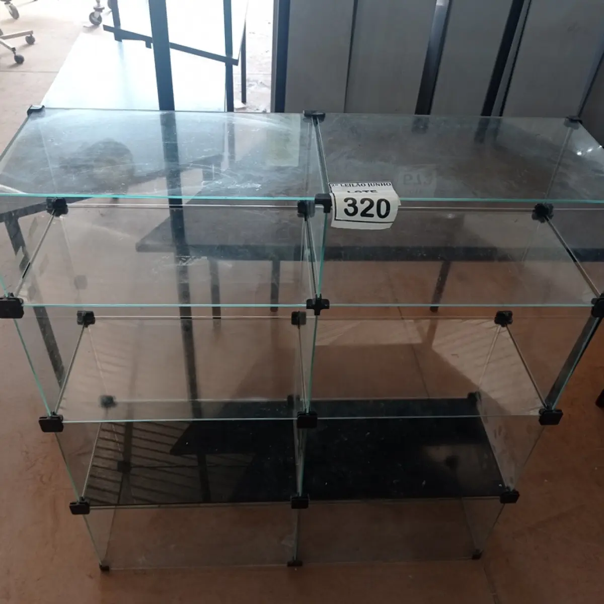 01 VITRINE EXPOSITORA DE VIDRO. (NO ESTADO) ATENÇÃO! FAZER A VISITAÇÃO ANTES DE ARREMATAR, NÃO SABEMOS SE FUNCIONA, LEILÃO NÃO TEM GARANTIA E NEM DEVOLUÇÃO, SUJEITO A POSSÍVEIS AVARIAS VISÍVEIS/OCULTAS E/OU AUSÊNCIA DE COMPONENTES.