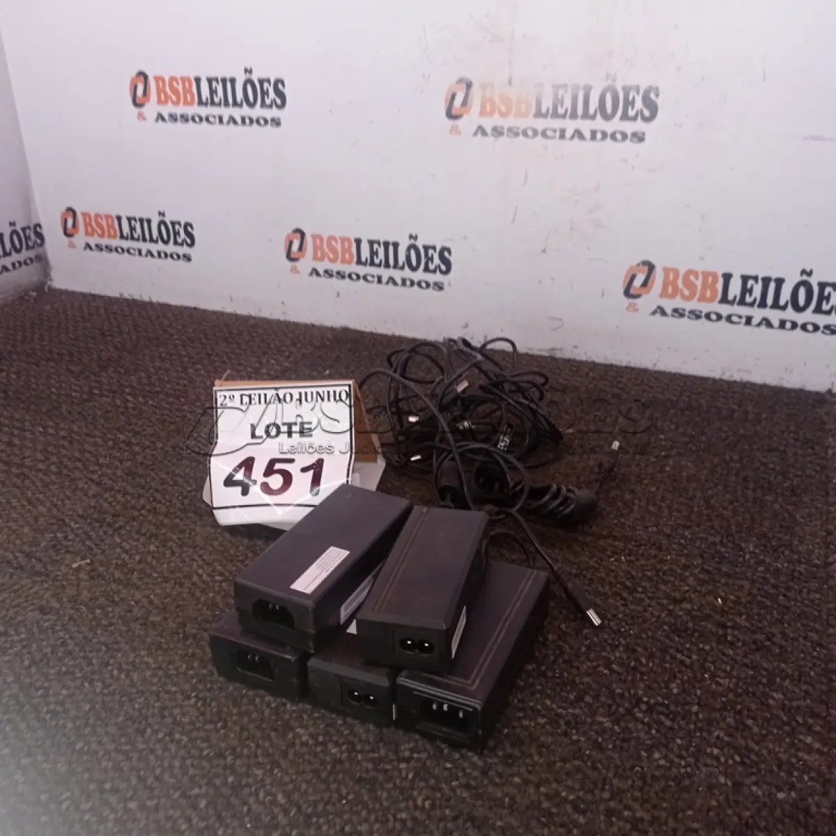 LOTE 451 - 05 FONTES PARA NOTEBOOKS VOLTAGENS DIVERSAS. (NO ESTADO) ATENÇÃO! FAZER A VISITAÇÃO ANTES DE ARREMATAR, NÃO SABEMOS SE FUNCIONA, LEILÃO NÃO TEM GARANTIA E NEM DEVOLUÇÃO, SUJEITO A POSSÍVEIS AVARIAS VISÍVEIS/OCULTAS E/OU AUSÊNCIA DE COMPONENTES.