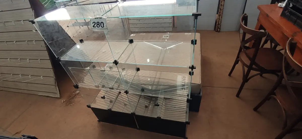 01 VITRINE EXPOSITORA DE VIDRO. (NO ESTADO) ATENÇÃO! FAZER A VISITAÇÃO ANTES DE ARREMATAR, NÃO SABEMOS SE FUNCIONA, LEILÃO NÃO TEM GARANTIA E NEM DEVOLUÇÃO, SUJEITO A POSSÍVEIS AVARIAS VISÍVEIS/OCULTAS E/OU AUSÊNCIA DE COMPONENTES.