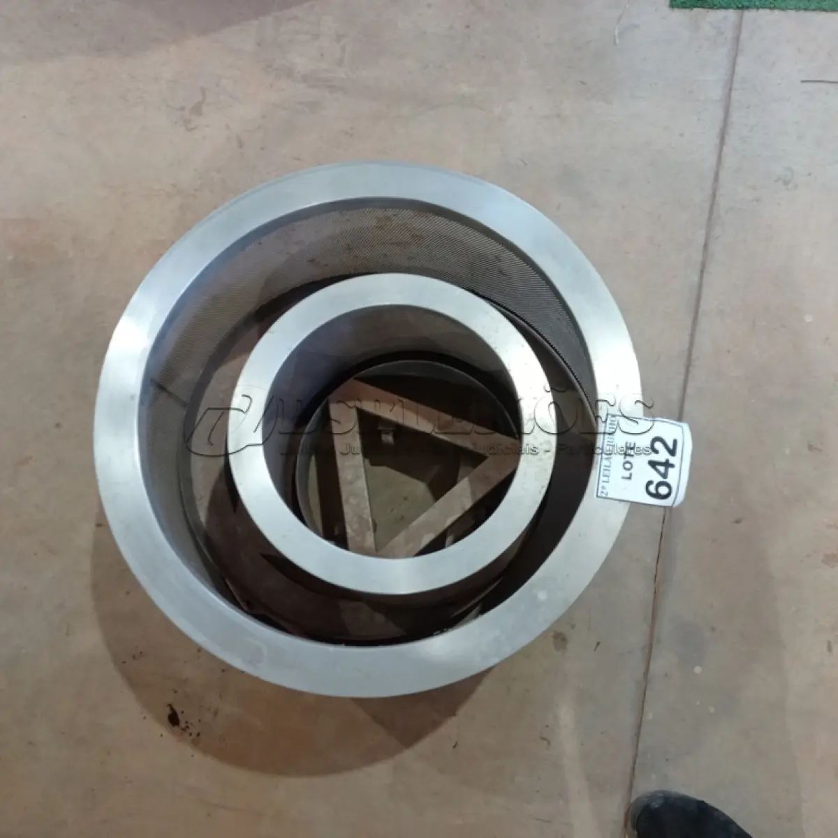 LOTE 642 - 02 BASES PARA LIXEIRAS INOX TAMANHOS DIFERENTES.  (NO ESTADO) ATENÇÃO! FAZER A VISITAÇÃO ANTES DE ARREMATAR, NÃO SABEMOS SE FUNCIONA, LEILÃO NÃO TEM GARANTIA E NEM DEVOLUÇÃO, SUJEITO A POSSÍVEIS AVARIAS VISÍVEIS/OCULTAS E/OU AUSÊNCIA DE COMPONENTES.