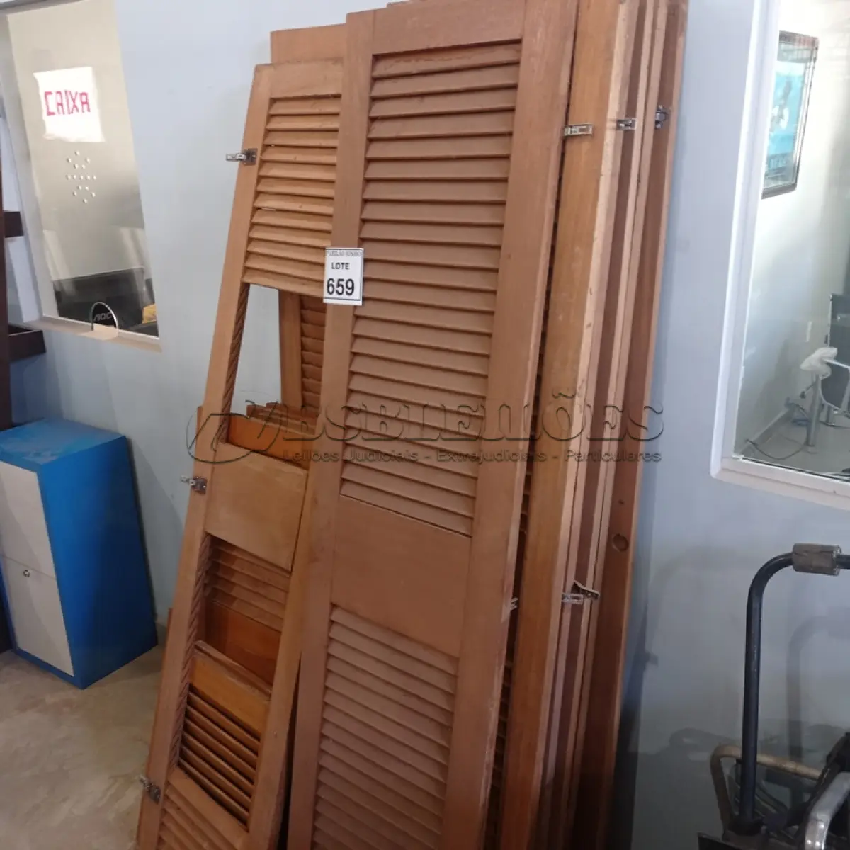LOTE 659 - 01 ARMÁRIO EM MADEIRA DESMONTADO INCOMPLETO.  (NO ESTADO) ATENÇÃO! FAZER A VISITAÇÃO ANTES DE ARREMATAR, NÃO SABEMOS SE FUNCIONA, LEILÃO NÃO TEM GARANTIA E NEM DEVOLUÇÃO, SUJEITO A POSSÍVEIS AVARIAS VISÍVEIS/OCULTAS E/OU AUSÊNCIA DE COMPONENTES.