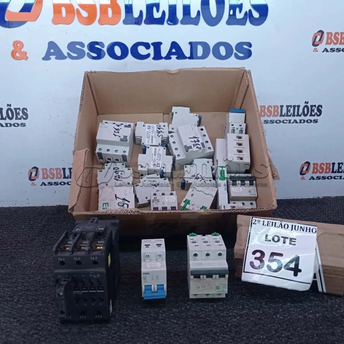 LOTE 354 - 01 LOTE COM VÁRIOS DISJUNTORES MODELOS E TAMANHOS DIVERSOS. (NO ESTADO) ATENÇÃO! FAZER A VISITAÇÃO ANTES DE ARREMATAR, NÃO SABEMOS SE FUNCIONA, LEILÃO NÃO TEM GARANTIA E NEM DEVOLUÇÃO, SUJEITO A POSSÍVEIS AVARIAS VISÍVEIS/OCULTAS E/OU AUSÊNCIA DE COMPONENTES.
