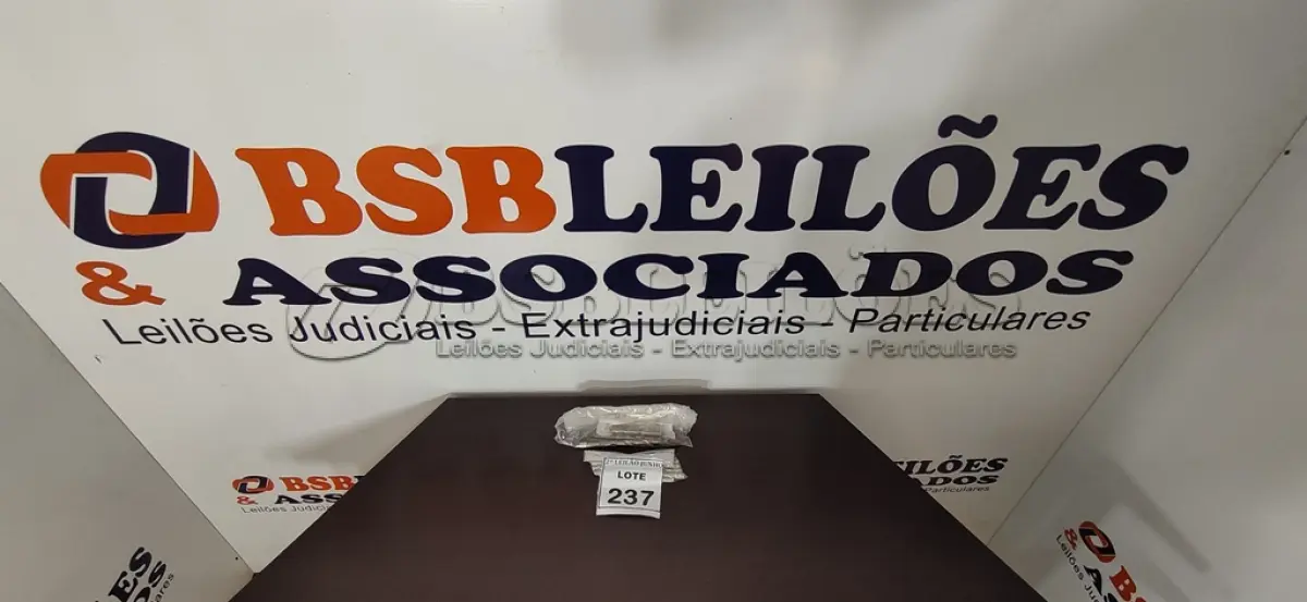 LOTE 237 - 13 BROCAS DE PAREDE TAMANHOS DIVERSOS. (NO ESTADO) ATENÇÃO! FAZER A VISITAÇÃO ANTES DE ARREMATAR, NÃO SABEMOS SE FUNCIONA, LEILÃO NÃO TEM GARANTIA E NEM DEVOLUÇÃO, SUJEITO A POSSÍVEIS AVARIAS VISÍVEIS/OCULTAS E/OU AUSÊNCIA DE COMPONENTES.