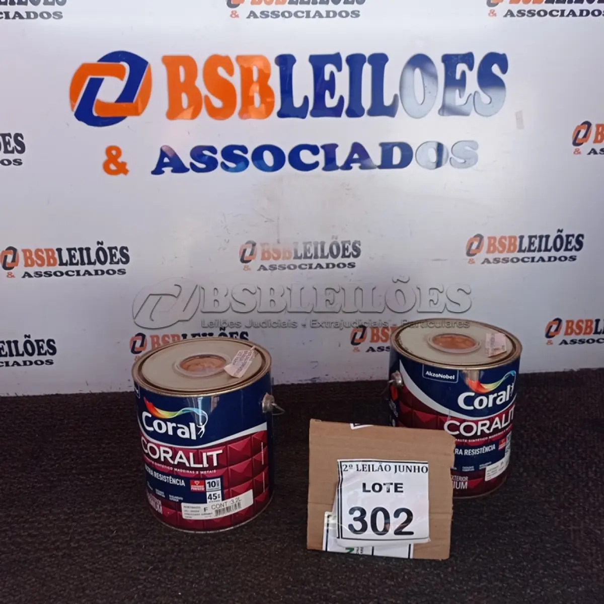 LOTE 302 - 02 LATAS DE TINTA MARCA CORAL ESMALTE SINTÉTICO, PARA MADEIRA E METAL, NA COR ACETINADO COM 3,2L CADA. (NO ESTADO) ATENÇÃO! FAZER A VISITAÇÃO ANTES DE ARREMATAR, NÃO SABEMOS SE FUNCIONA, LEILÃO NÃO TEM GARANTIA E NEM DEVOLUÇÃO, SUJEITO A POSSÍVEIS AVARIAS VISÍVEIS/OCULTAS E/OU AUSÊNCIA DE COMPONENTES.