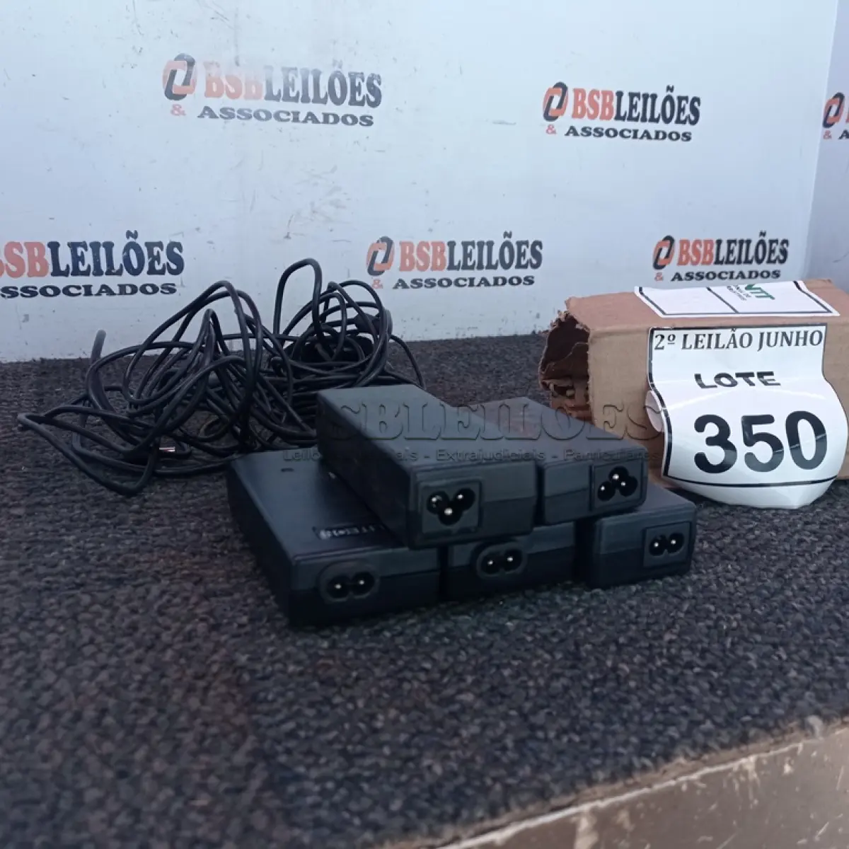 LOTE 350 - 05 FONTES PARA NOTEBOOKS VOLTAGENS DIVERSAS. (NO ESTADO) ATENÇÃO! FAZER A VISITAÇÃO ANTES DE ARREMATAR, NÃO SABEMOS SE FUNCIONA, LEILÃO NÃO TEM GARANTIA E NEM DEVOLUÇÃO, SUJEITO A POSSÍVEIS AVARIAS VISÍVEIS/OCULTAS E/OU AUSÊNCIA DE COMPONENTES.