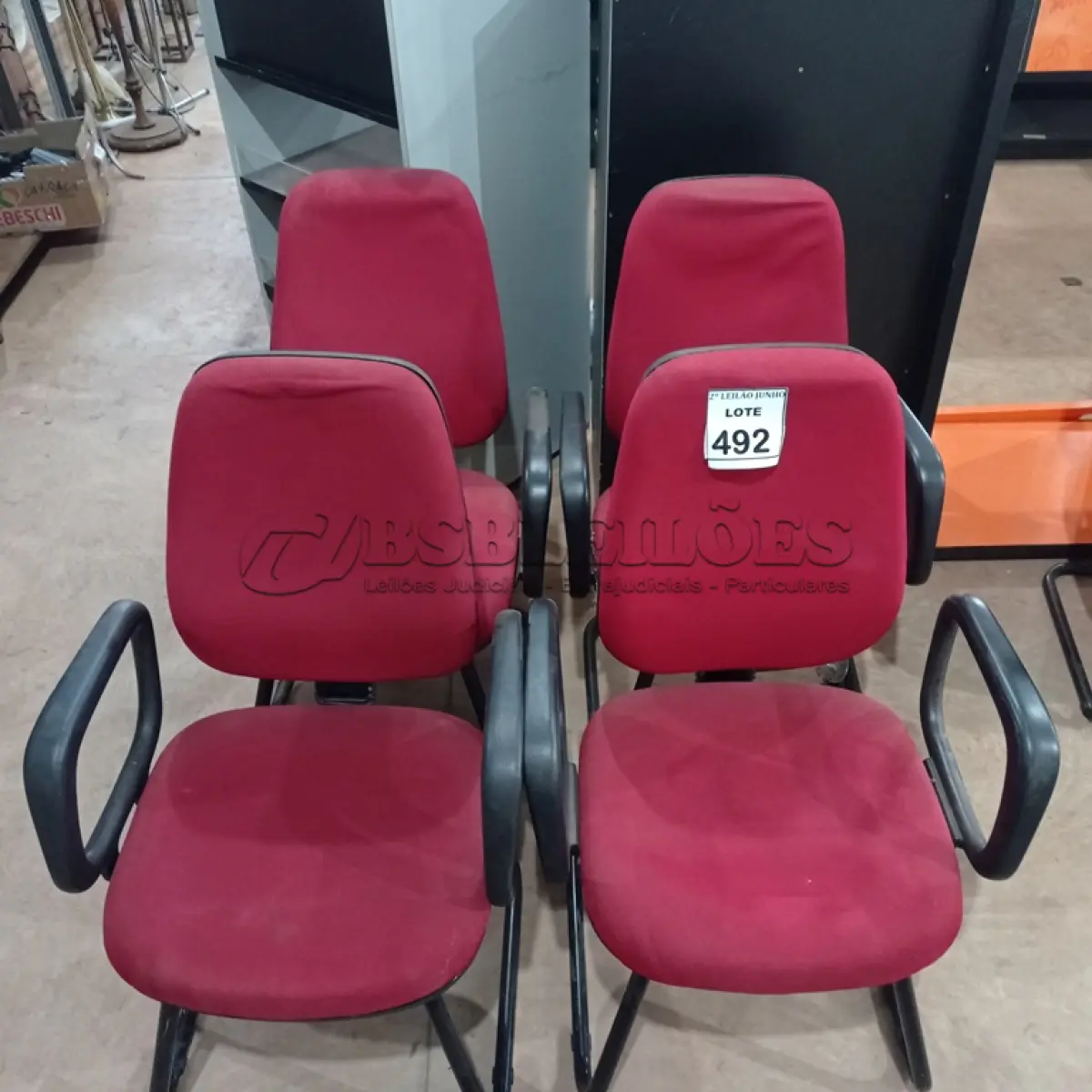 LOTE 492 - 04 CADEIRAS DE ESCRITÓRIO PÉS FIXOS TECIDO NA COR VERMELHO. (NO ESTADO) ATENÇÃO! FAZER A VISITAÇÃO ANTES DE ARREMATAR, NÃO SABEMOS SE FUNCIONA, LEILÃO NÃO TEM GARANTIA E NEM DEVOLUÇÃO, SUJEITO A POSSÍVEIS AVARIAS VISÍVEIS/OCULTAS E/OU AUSÊNCIA DE COMPONENTES.