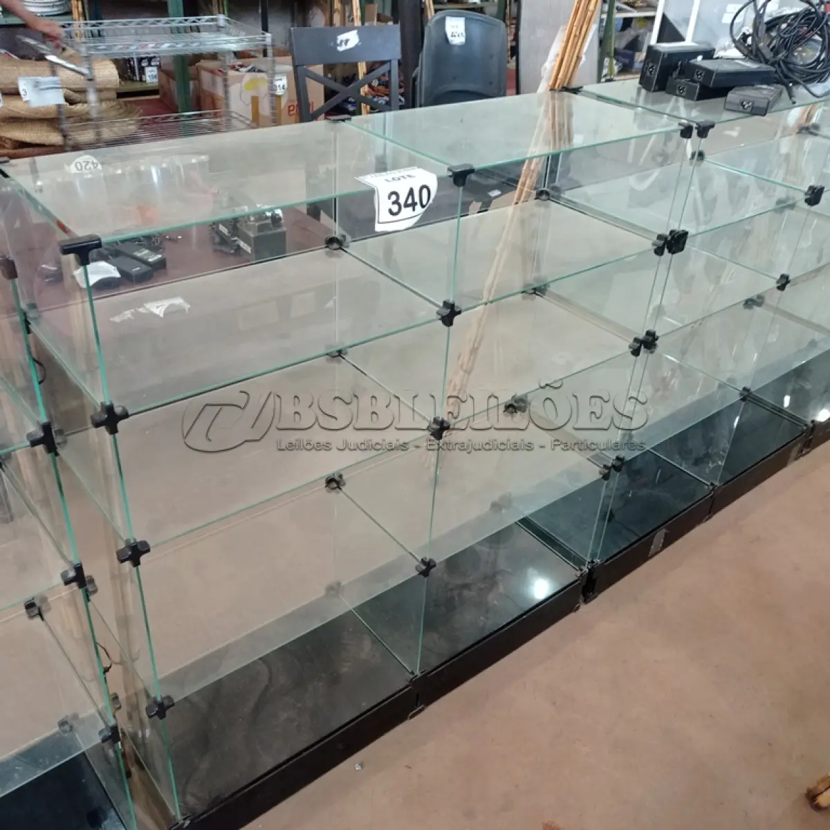 LOTE 340 - 01 VITRINE EXPOSITORA DE VIDRO. (NO ESTADO) ATENÇÃO! FAZER A VISITAÇÃO ANTES DE ARREMATAR, NÃO SABEMOS SE FUNCIONA, LEILÃO NÃO TEM GARANTIA E NEM DEVOLUÇÃO, SUJEITO A POSSÍVEIS AVARIAS VISÍVEIS/OCULTAS E/OU AUSÊNCIA DE COMPONENTES.