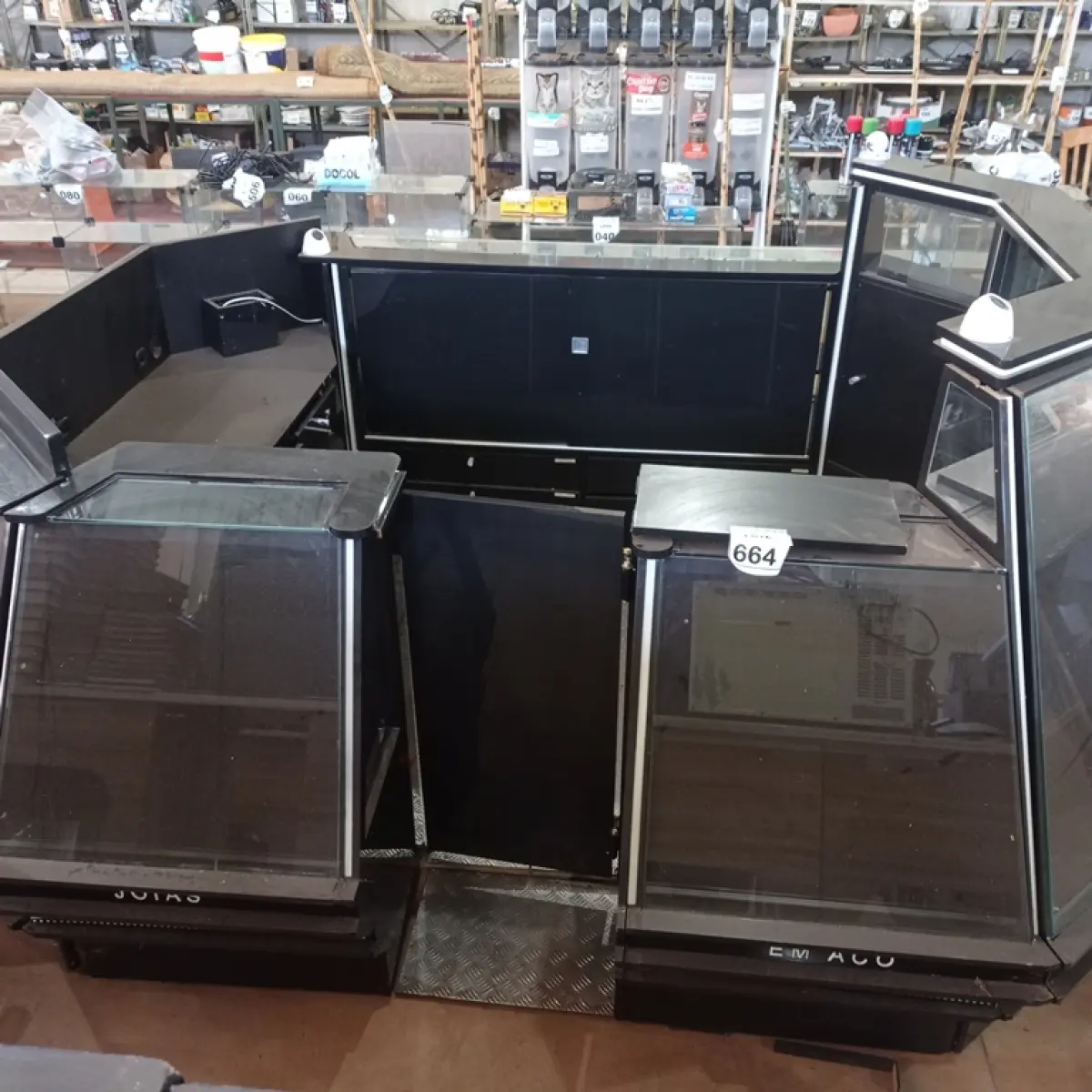 01 QUIOSQUE DE SHOPPING COM VITRINE DE VIDRO E SISTEMA DE CÂMERAS PRÉ-INSTALADOS. (NO ESTADO) ATENÇÃO! FAZER A VISITAÇÃO ANTES DE ARREMATAR, NÃO SABEMOS SE FUNCIONA, LEILÃO NÃO TEM GARANTIA E NEM DEVOLUÇÃO, SUJEITO A POSSÍVEIS AVARIAS VISÍVEIS/OCULTAS E/OU AUSÊNCIA DE COMPONENTES.