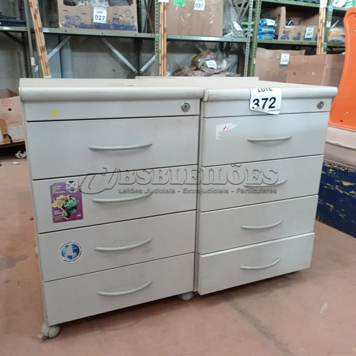 LOTE 372 - 02 GAVETEIROS COM 04 GAVETAS CADA. (NO ESTADO) ATENÇÃO! FAZER A VISITAÇÃO ANTES DE ARREMATAR, NÃO SABEMOS SE FUNCIONA, LEILÃO NÃO TEM GARANTIA E NEM DEVOLUÇÃO, SUJEITO A POSSÍVEIS AVARIAS VISÍVEIS/OCULTAS E/OU AUSÊNCIA DE COMPONENTES.