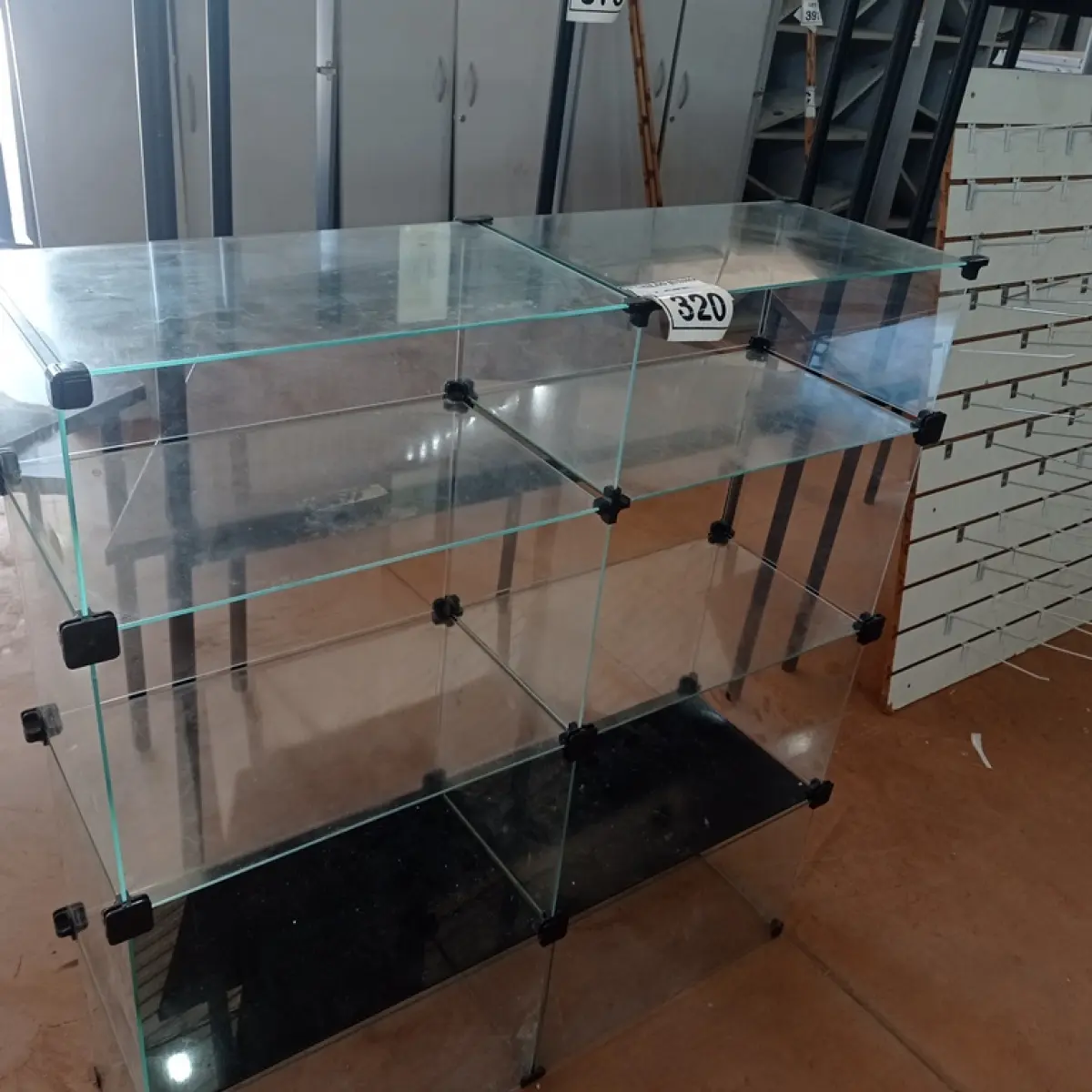 01 VITRINE EXPOSITORA DE VIDRO. (NO ESTADO) ATENÇÃO! FAZER A VISITAÇÃO ANTES DE ARREMATAR, NÃO SABEMOS SE FUNCIONA, LEILÃO NÃO TEM GARANTIA E NEM DEVOLUÇÃO, SUJEITO A POSSÍVEIS AVARIAS VISÍVEIS/OCULTAS E/OU AUSÊNCIA DE COMPONENTES.
