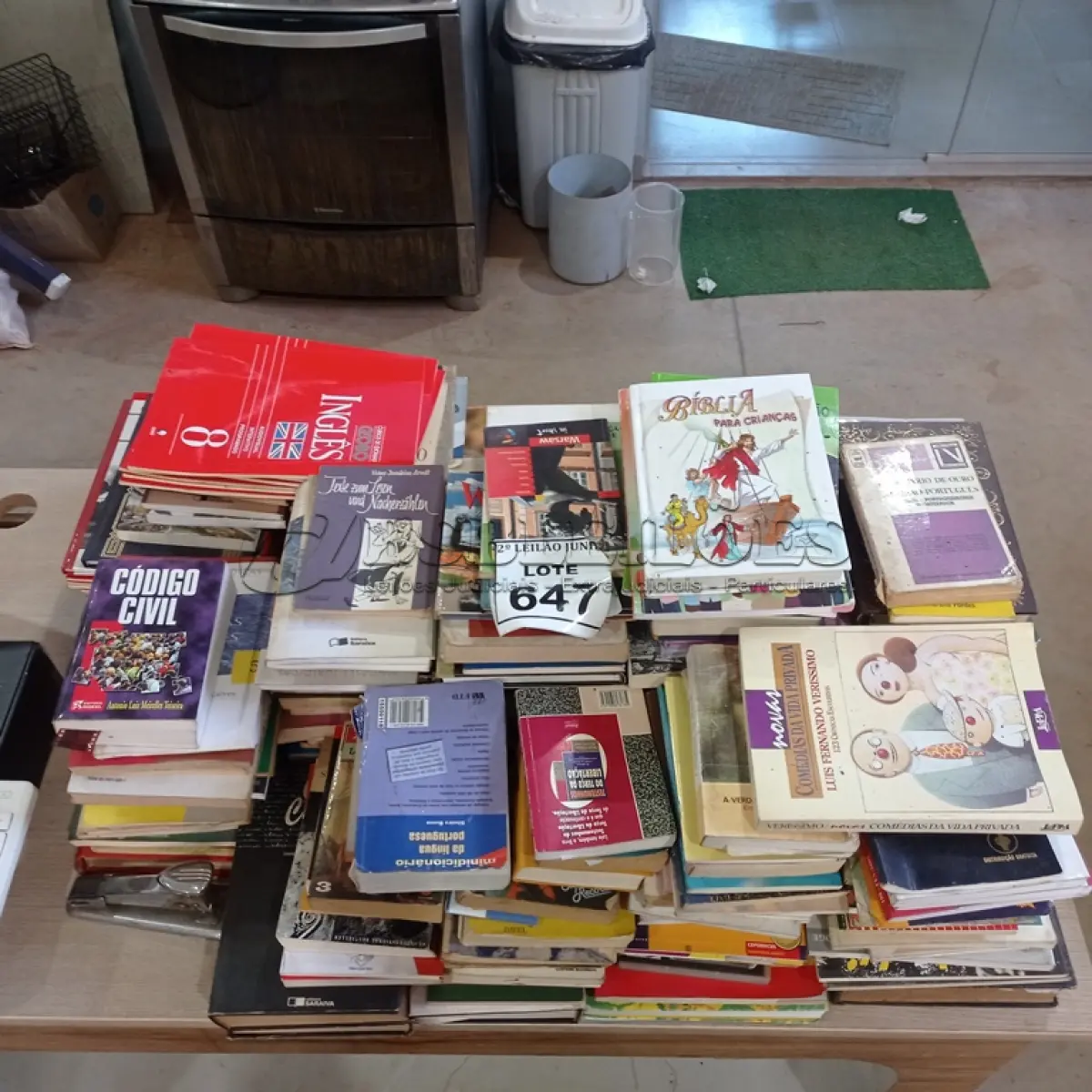 LOTE 647 - 01 LOTE COM GRANDE QUANTIDADE DE LIVROS.  (NO ESTADO) ATENÇÃO! FAZER A VISITAÇÃO ANTES DE ARREMATAR, NÃO SABEMOS SE FUNCIONA, LEILÃO NÃO TEM GARANTIA E NEM DEVOLUÇÃO, SUJEITO A POSSÍVEIS AVARIAS VISÍVEIS/OCULTAS E/OU AUSÊNCIA DE COMPONENTES.