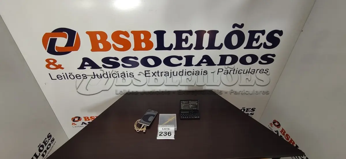 LOTE 236 - 01 CELULAR COM CABO USB, 01 CALCULADORA CIENTIFICA E 02 CANETAS. (NO ESTADO) ATENÇÃO! FAZER A VISITAÇÃO ANTES DE ARREMATAR, NÃO SABEMOS SE FUNCIONA, LEILÃO NÃO TEM GARANTIA E NEM DEVOLUÇÃO, SUJEITO A POSSÍVEIS AVARIAS VISÍVEIS/OCULTAS E/OU AUSÊNCIA DE COMPONENTES.