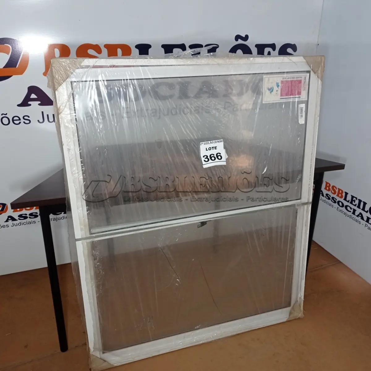 LOTE 366 - 01 JANELA DE VIDRO EM ALUMÍNIO 100 X 120. (NO ESTADO) ATENÇÃO! FAZER A VISITAÇÃO ANTES DE ARREMATAR, NÃO SABEMOS SE FUNCIONA, LEILÃO NÃO TEM GARANTIA E NEM DEVOLUÇÃO, SUJEITO A POSSÍVEIS AVARIAS VISÍVEIS/OCULTAS E/OU AUSÊNCIA DE COMPONENTES.