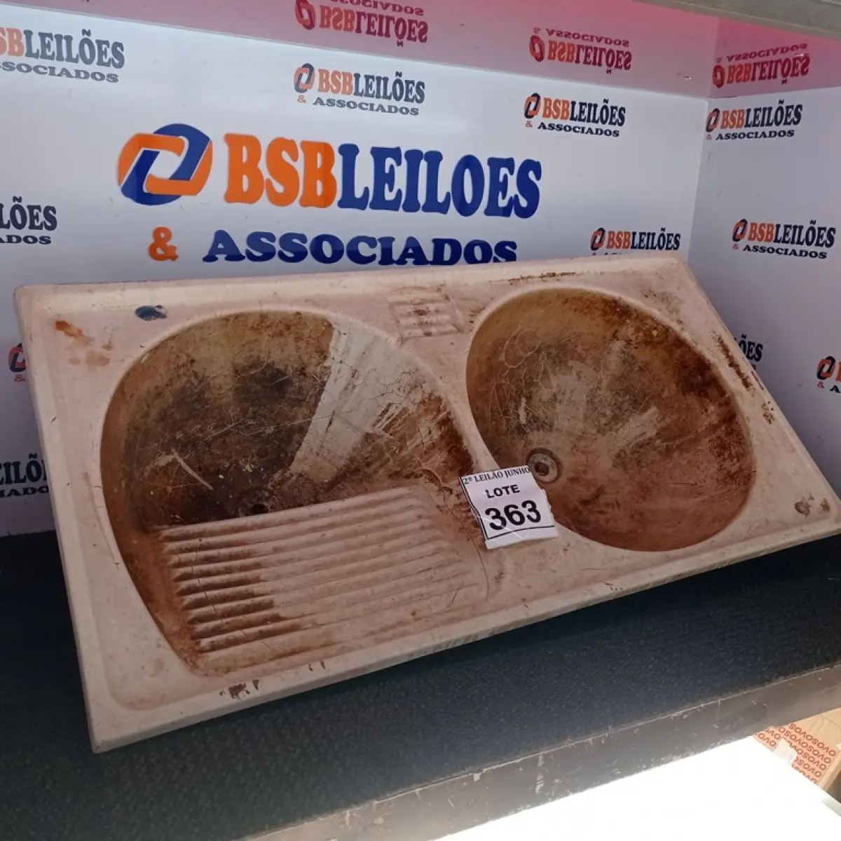 01 TANQUE COM 02 CUBAS DE 98 X 51 CM. (NO ESTADO) ATENÇÃO! FAZER A VISITAÇÃO ANTES DE ARREMATAR, NÃO SABEMOS SE FUNCIONA, LEILÃO NÃO TEM GARANTIA E NEM DEVOLUÇÃO, SUJEITO A POSSÍVEIS AVARIAS VISÍVEIS/OCULTAS E/OU AUSÊNCIA DE COMPONENTES.