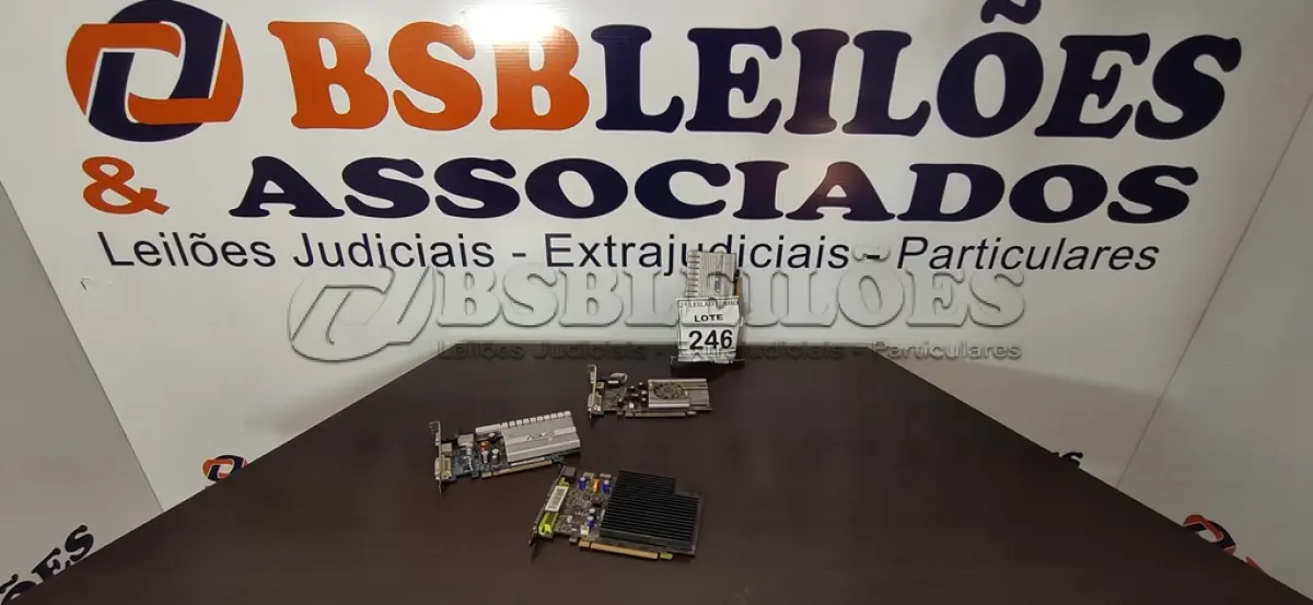 LOTE 246 - 04 PLACAS DE VÍDEO. (NO ESTADO) ATENÇÃO! FAZER A VISITAÇÃO ANTES DE ARREMATAR, NÃO SABEMOS SE FUNCIONA, LEILÃO NÃO TEM GARANTIA E NEM DEVOLUÇÃO, SUJEITO A POSSÍVEIS AVARIAS VISÍVEIS/OCULTAS E/OU AUSÊNCIA DE COMPONENTES.