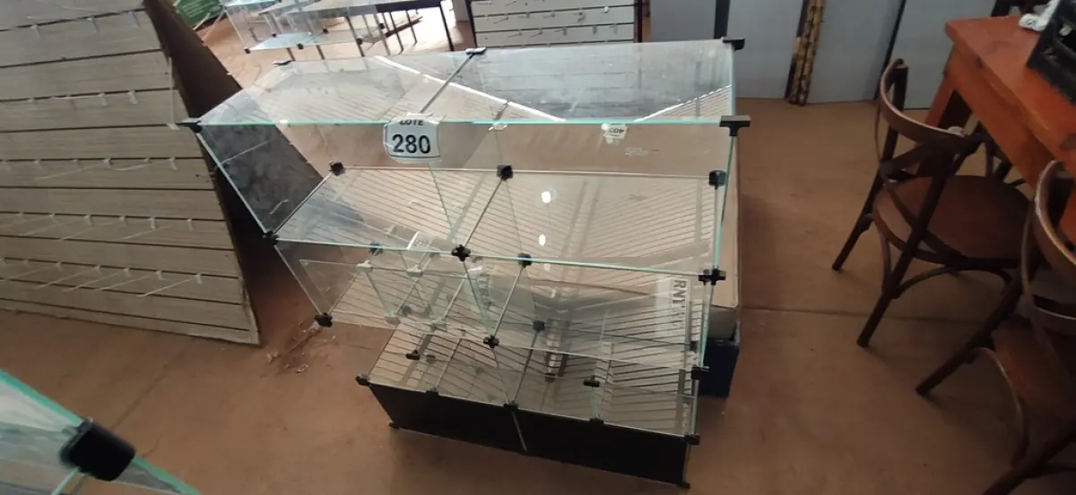 01 VITRINE EXPOSITORA DE VIDRO. (NO ESTADO) ATENÇÃO! FAZER A VISITAÇÃO ANTES DE ARREMATAR, NÃO SABEMOS SE FUNCIONA, LEILÃO NÃO TEM GARANTIA E NEM DEVOLUÇÃO, SUJEITO A POSSÍVEIS AVARIAS VISÍVEIS/OCULTAS E/OU AUSÊNCIA DE COMPONENTES.