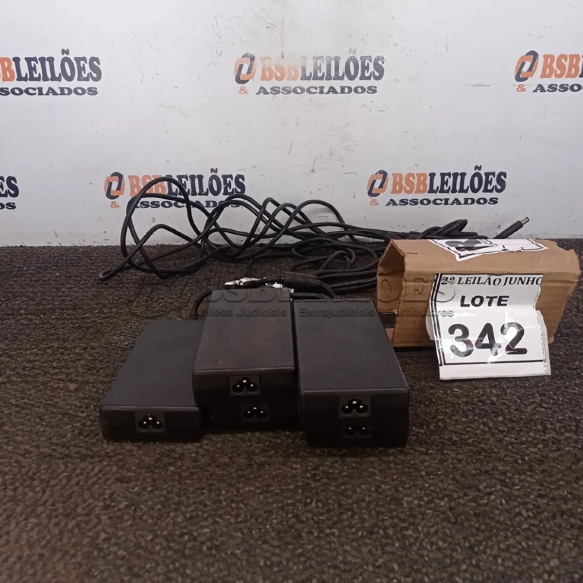LOTE 342 - 05 FONTES PARA NOTEBOOKS VOLTAGENS DIVERSAS. (NO ESTADO) ATENÇÃO! FAZER A VISITAÇÃO ANTES DE ARREMATAR, NÃO SABEMOS SE FUNCIONA, LEILÃO NÃO TEM GARANTIA E NEM DEVOLUÇÃO, SUJEITO A POSSÍVEIS AVARIAS VISÍVEIS/OCULTAS E/OU AUSÊNCIA DE COMPONENTES.