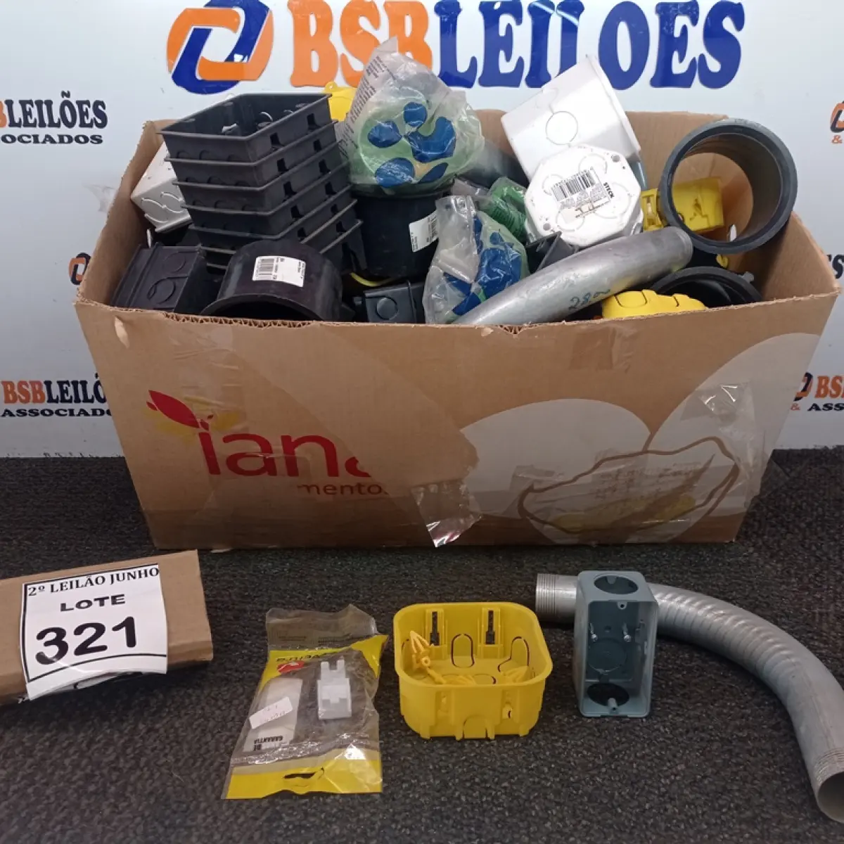 01 LOTE COM CAIXINHAS DE PASSAGEM DE FIO E MATERIAIS ELÉTRICOS DIVERSOS. (NO ESTADO) ATENÇÃO! FAZER A VISITAÇÃO ANTES DE ARREMATAR, NÃO SABEMOS SE FUNCIONA, LEILÃO NÃO TEM GARANTIA E NEM DEVOLUÇÃO, SUJEITO A POSSÍVEIS AVARIAS VISÍVEIS/OCULTAS E/OU AUSÊNCIA DE COMPONENTES.