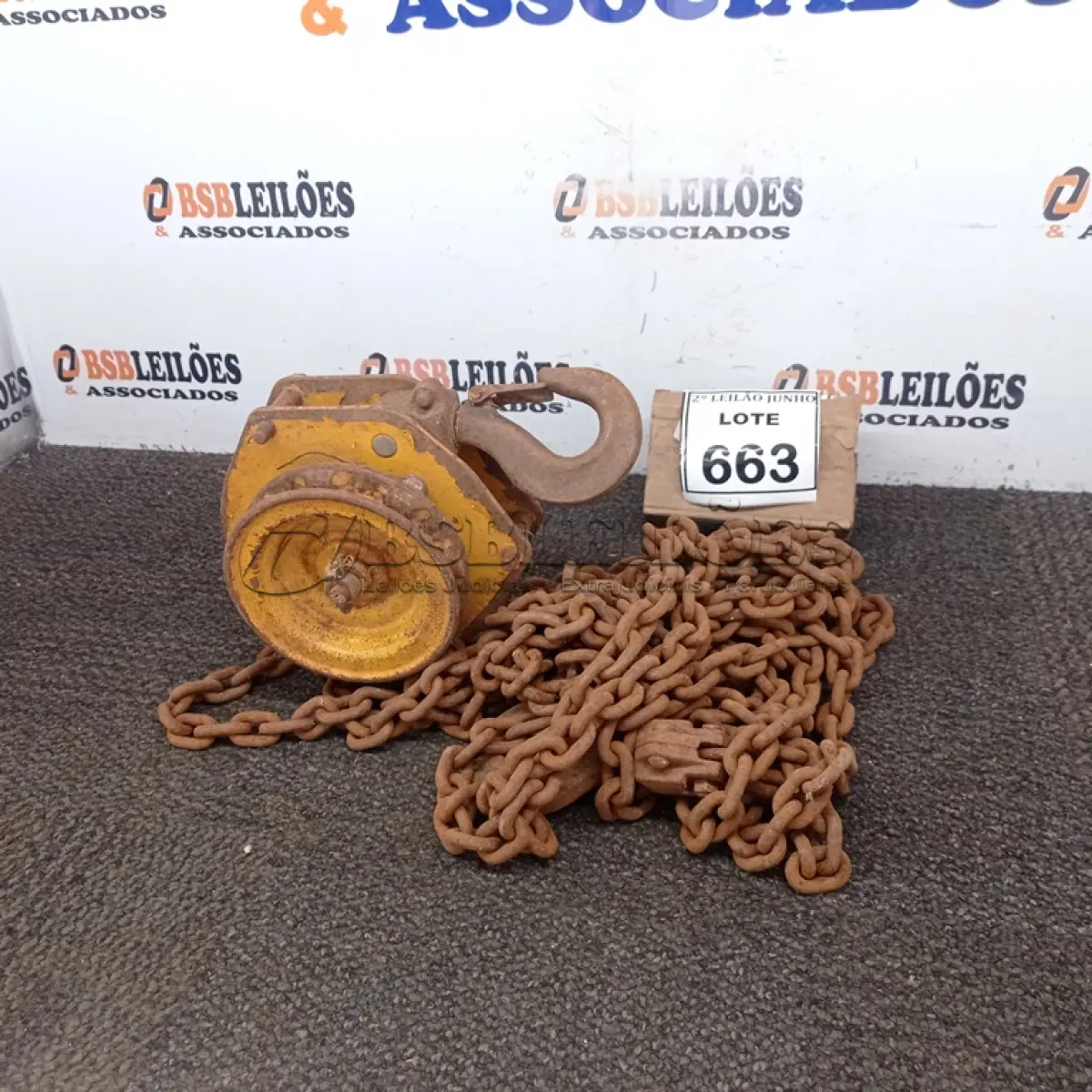 LOTE 663 - 01 TALHA SUPORTE 1 TONELADA.  (NO ESTADO) ATENÇÃO! FAZER A VISITAÇÃO ANTES DE ARREMATAR, NÃO SABEMOS SE FUNCIONA, LEILÃO NÃO TEM GARANTIA E NEM DEVOLUÇÃO, SUJEITO A POSSÍVEIS AVARIAS VISÍVEIS/OCULTAS E/OU AUSÊNCIA DE COMPONENTES.