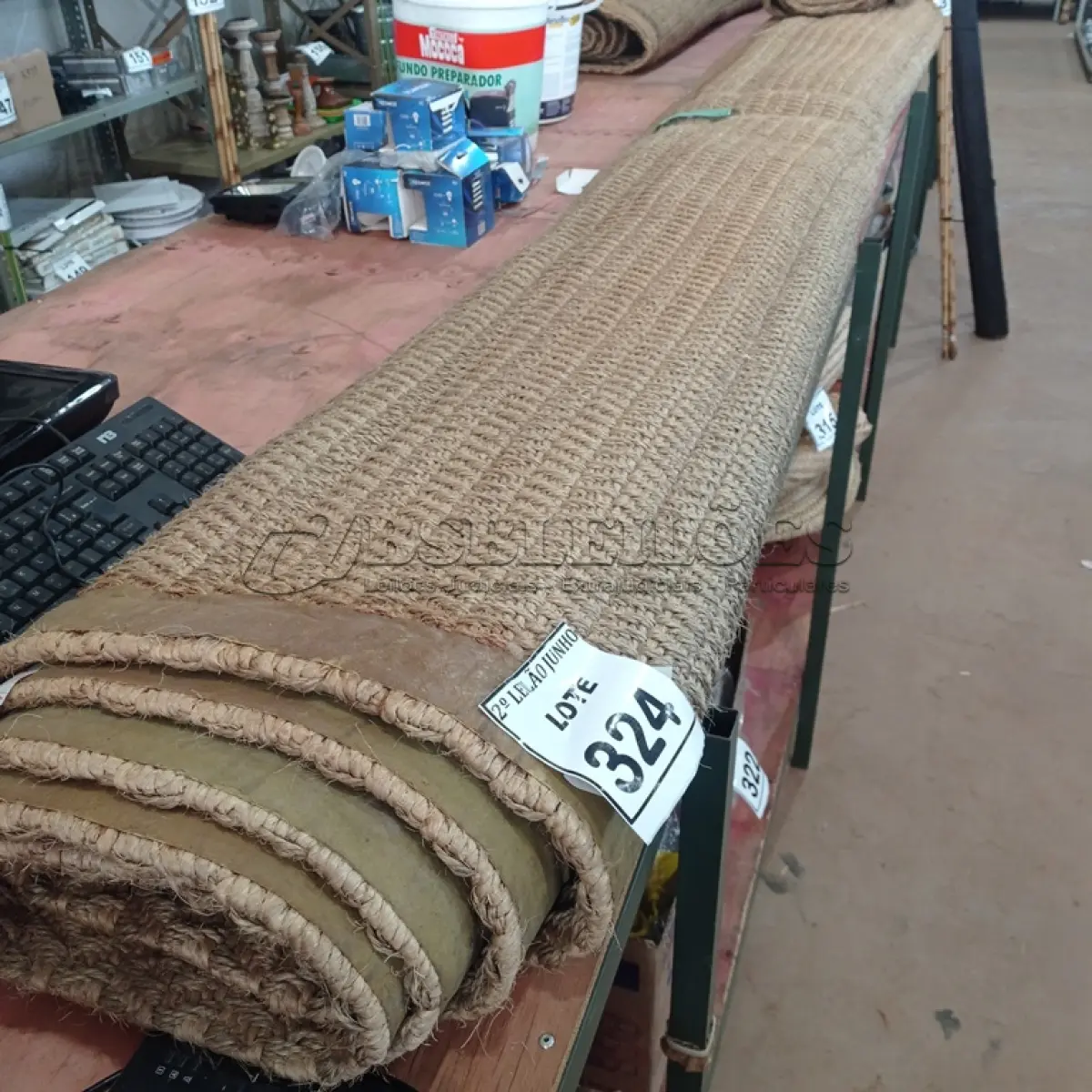 LOTE 324 - 01 TAPETE SISAL MANDACARU TAMANHO 3M X 4M. (NO ESTADO) ATENÇÃO! FAZER A VISITAÇÃO ANTES DE ARREMATAR, NÃO SABEMOS SE FUNCIONA, LEILÃO NÃO TEM GARANTIA E NEM DEVOLUÇÃO, SUJEITO A POSSÍVEIS AVARIAS VISÍVEIS/OCULTAS E/OU AUSÊNCIA DE COMPONENTES.