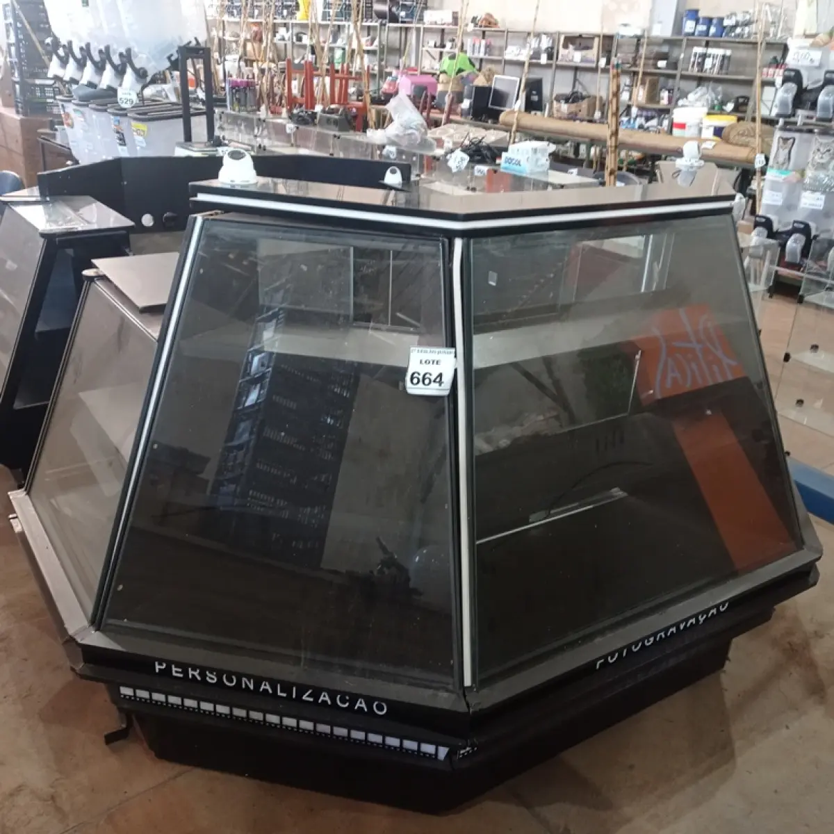 01 QUIOSQUE DE SHOPPING COM VITRINE DE VIDRO E SISTEMA DE CÂMERAS PRÉ-INSTALADOS. (NO ESTADO) ATENÇÃO! FAZER A VISITAÇÃO ANTES DE ARREMATAR, NÃO SABEMOS SE FUNCIONA, LEILÃO NÃO TEM GARANTIA E NEM DEVOLUÇÃO, SUJEITO A POSSÍVEIS AVARIAS VISÍVEIS/OCULTAS E/OU AUSÊNCIA DE COMPONENTES.
