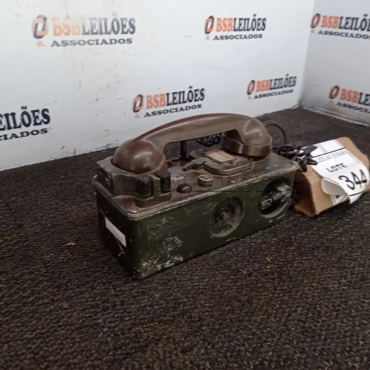 LOTE 344 - 01 TELEFONE ANTIGO. (NO ESTADO) ATENÇÃO! FAZER A VISITAÇÃO ANTES DE ARREMATAR, NÃO SABEMOS SE FUNCIONA, LEILÃO NÃO TEM GARANTIA E NEM DEVOLUÇÃO, SUJEITO A POSSÍVEIS AVARIAS VISÍVEIS/OCULTAS E/OU AUSÊNCIA DE COMPONENTES.