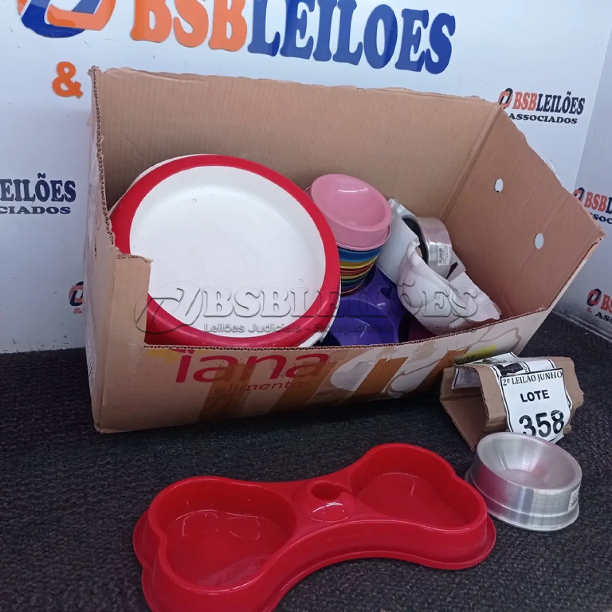 LOTE 358 - 01 LOTE COM GRANDE QUANTIDADE DE VASILHAS PARA PETS. (NO ESTADO) ATENÇÃO! FAZER A VISITAÇÃO ANTES DE ARREMATAR, NÃO SABEMOS SE FUNCIONA, LEILÃO NÃO TEM GARANTIA E NEM DEVOLUÇÃO, SUJEITO A POSSÍVEIS AVARIAS VISÍVEIS/OCULTAS E/OU AUSÊNCIA DE COMPONENTES.
