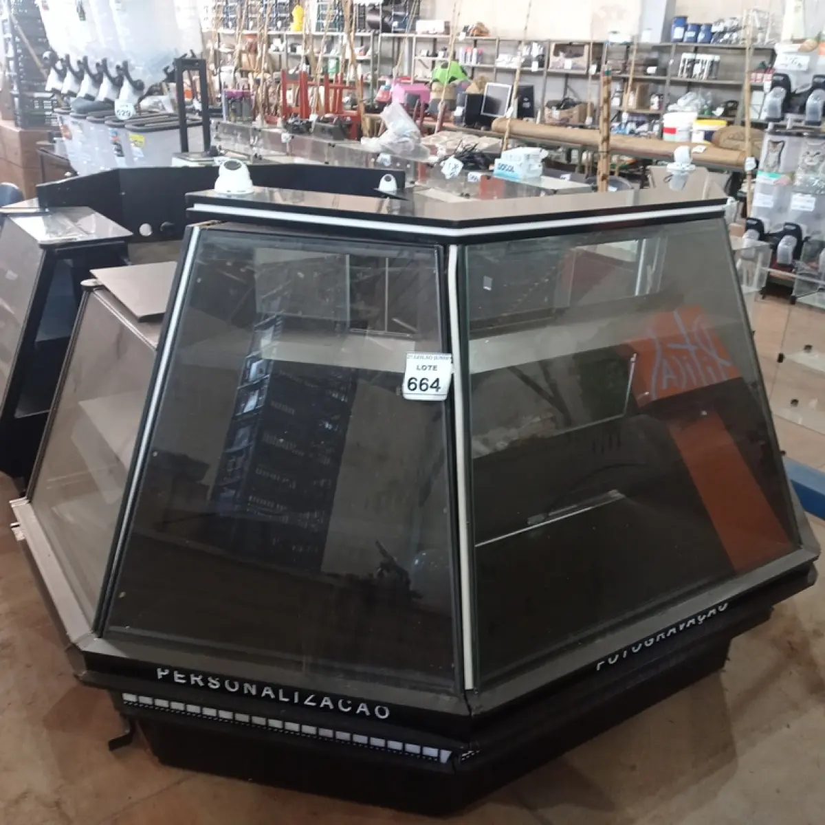 01 QUIOSQUE DE SHOPPING COM VITRINE DE VIDRO E SISTEMA DE CÂMERAS PRÉ-INSTALADOS. (NO ESTADO) ATENÇÃO! FAZER A VISITAÇÃO ANTES DE ARREMATAR, NÃO SABEMOS SE FUNCIONA, LEILÃO NÃO TEM GARANTIA E NEM DEVOLUÇÃO, SUJEITO A POSSÍVEIS AVARIAS VISÍVEIS/OCULTAS E/OU AUSÊNCIA DE COMPONENTES.