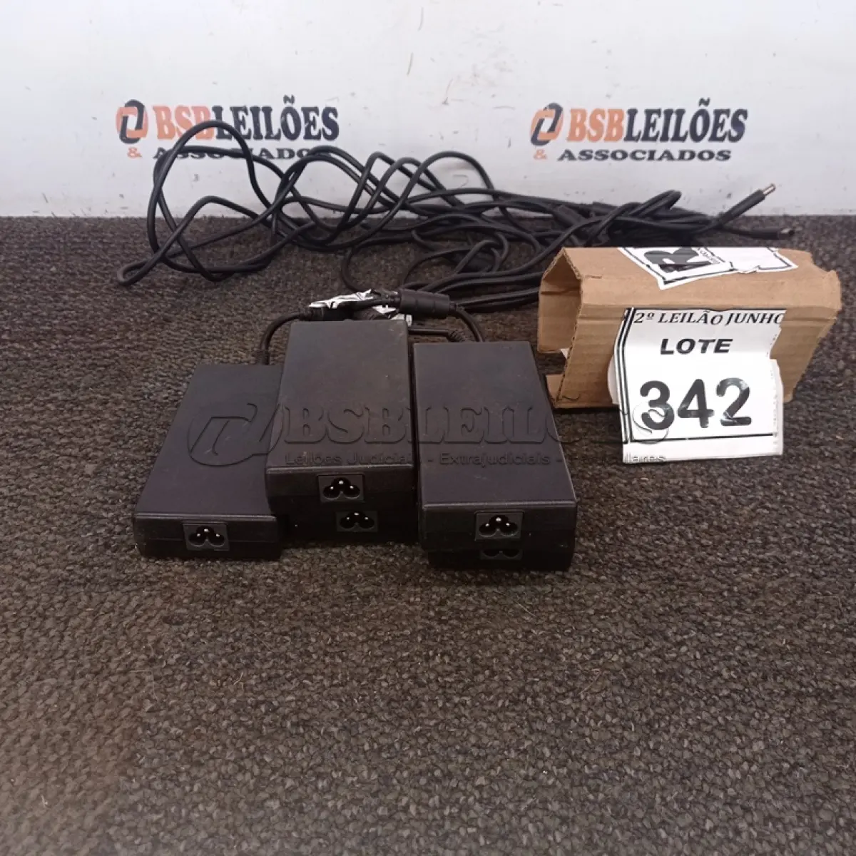 LOTE 342 - 05 FONTES PARA NOTEBOOKS VOLTAGENS DIVERSAS. (NO ESTADO) ATENÇÃO! FAZER A VISITAÇÃO ANTES DE ARREMATAR, NÃO SABEMOS SE FUNCIONA, LEILÃO NÃO TEM GARANTIA E NEM DEVOLUÇÃO, SUJEITO A POSSÍVEIS AVARIAS VISÍVEIS/OCULTAS E/OU AUSÊNCIA DE COMPONENTES.