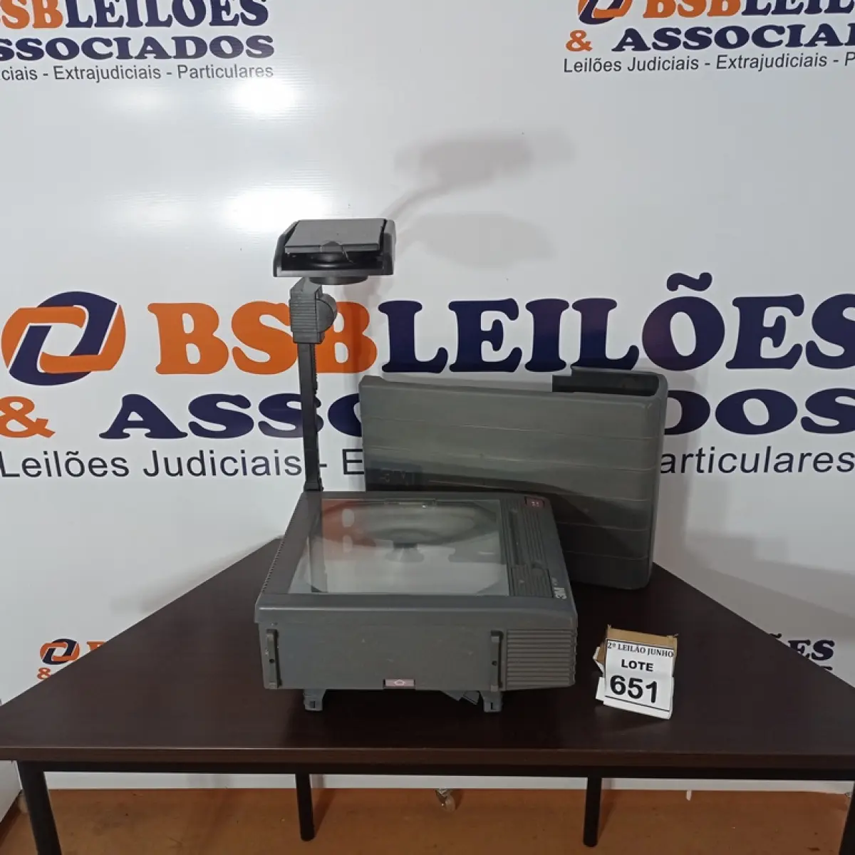 01 RETROPROJETOR MARCA 3N MODELO 9700.  (NO ESTADO) ATENÇÃO! FAZER A VISITAÇÃO ANTES DE ARREMATAR, NÃO SABEMOS SE FUNCIONA, LEILÃO NÃO TEM GARANTIA E NEM DEVOLUÇÃO, SUJEITO A POSSÍVEIS AVARIAS VISÍVEIS/OCULTAS E/OU AUSÊNCIA DE COMPONENTES.