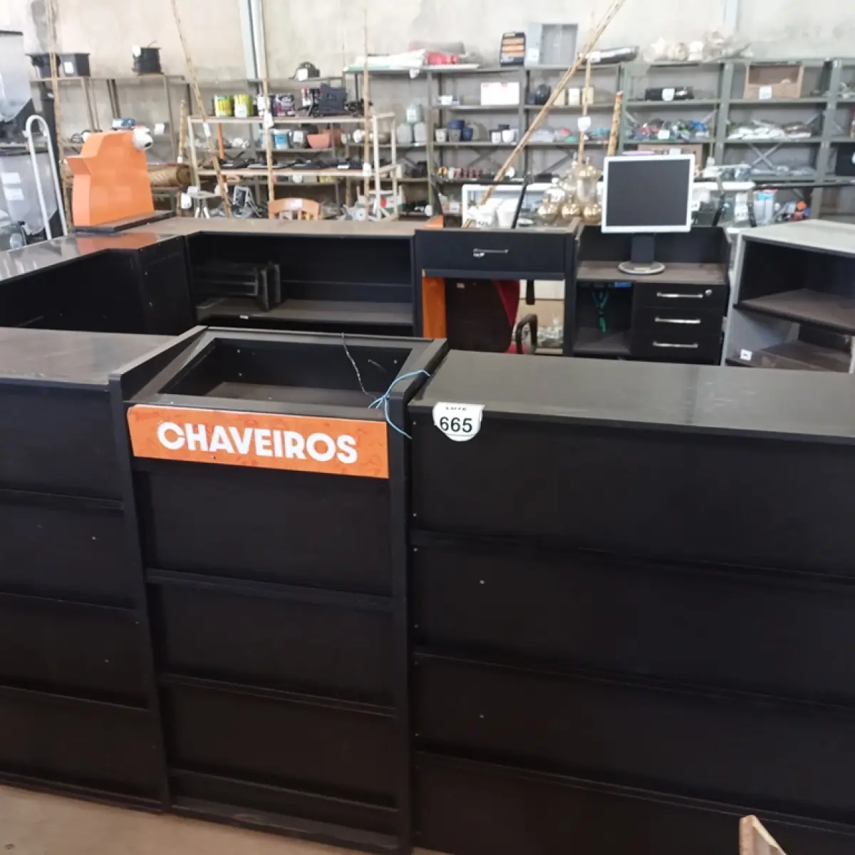 01 QUIOSQUE DE SHOPPING EM MADEIRA, 01 MONITOR E SISTEMA DE CÂMERAS PRÉ-INSTALADOS. (NO ESTADO) ATENÇÃO! FAZER A VISITAÇÃO ANTES DE ARREMATAR, NÃO SABEMOS SE FUNCIONA, LEILÃO NÃO TEM GARANTIA E NEM DEVOLUÇÃO, SUJEITO A POSSÍVEIS AVARIAS VISÍVEIS/OCULTAS E/OU AUSÊNCIA DE COMPONENTES.