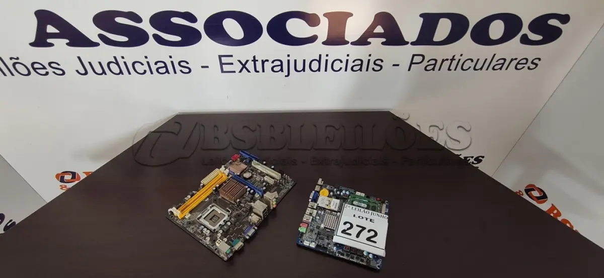 LOTE 272 - 02 PLACAS MÃE PARA PC. (NO ESTADO) ATENÇÃO! FAZER A VISITAÇÃO ANTES DE ARREMATAR, NÃO SABEMOS SE FUNCIONA, LEILÃO NÃO TEM GARANTIA E NEM DEVOLUÇÃO, SUJEITO A POSSÍVEIS AVARIAS VISÍVEIS/OCULTAS E/OU AUSÊNCIA DE COMPONENTES.