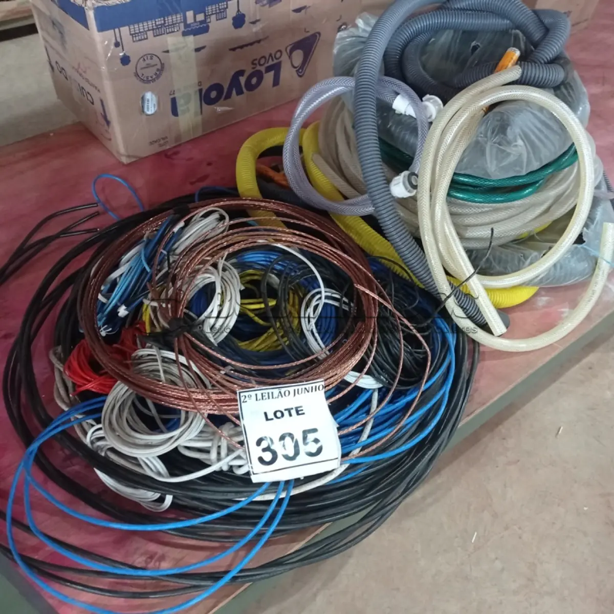 LOTE 305 - 01 LOTE COM MANGUEIRA E FIOS DIVERSOS. (NO ESTADO) ATENÇÃO! FAZER A VISITAÇÃO ANTES DE ARREMATAR, NÃO SABEMOS SE FUNCIONA, LEILÃO NÃO TEM GARANTIA E NEM DEVOLUÇÃO, SUJEITO A POSSÍVEIS AVARIAS VISÍVEIS/OCULTAS E/OU AUSÊNCIA DE COMPONENTES.