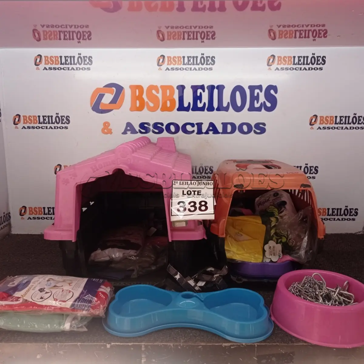 LOTE 338 - 01 LOTE COM 02 CASINHAS PARA PETS, ROUPAS, CORRENTES E ITENS DIVERSOS. (NO ESTADO) ATENÇÃO! FAZER A VISITAÇÃO ANTES DE ARREMATAR, NÃO SABEMOS SE FUNCIONA, LEILÃO NÃO TEM GARANTIA E NEM DEVOLUÇÃO, SUJEITO A POSSÍVEIS AVARIAS VISÍVEIS/OCULTAS E/OU AUSÊNCIA DE COMPONENTES.