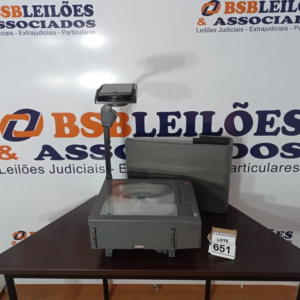 01 RETROPROJETOR MARCA 3N MODELO 9700.  (NO ESTADO) ATENÇÃO! FAZER A VISITAÇÃO ANTES DE ARREMATAR, NÃO SABEMOS SE FUNCIONA, LEILÃO NÃO TEM GARANTIA E NEM DEVOLUÇÃO, SUJEITO A POSSÍVEIS AVARIAS VISÍVEIS/OCULTAS E/OU AUSÊNCIA DE COMPONENTES.