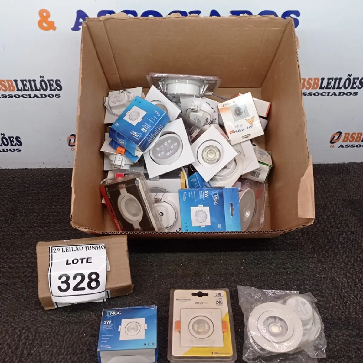 01 LOTE COM VÁRIAS LUMINÁRIAS PAINEL SOLAR MODELOS DIVERSOS. (NO ESTADO) ATENÇÃO! FAZER A VISITAÇÃO ANTES DE ARREMATAR, NÃO SABEMOS SE FUNCIONA, LEILÃO NÃO TEM GARANTIA E NEM DEVOLUÇÃO, SUJEITO A POSSÍVEIS AVARIAS VISÍVEIS/OCULTAS E/OU AUSÊNCIA DE COMPONENTES.