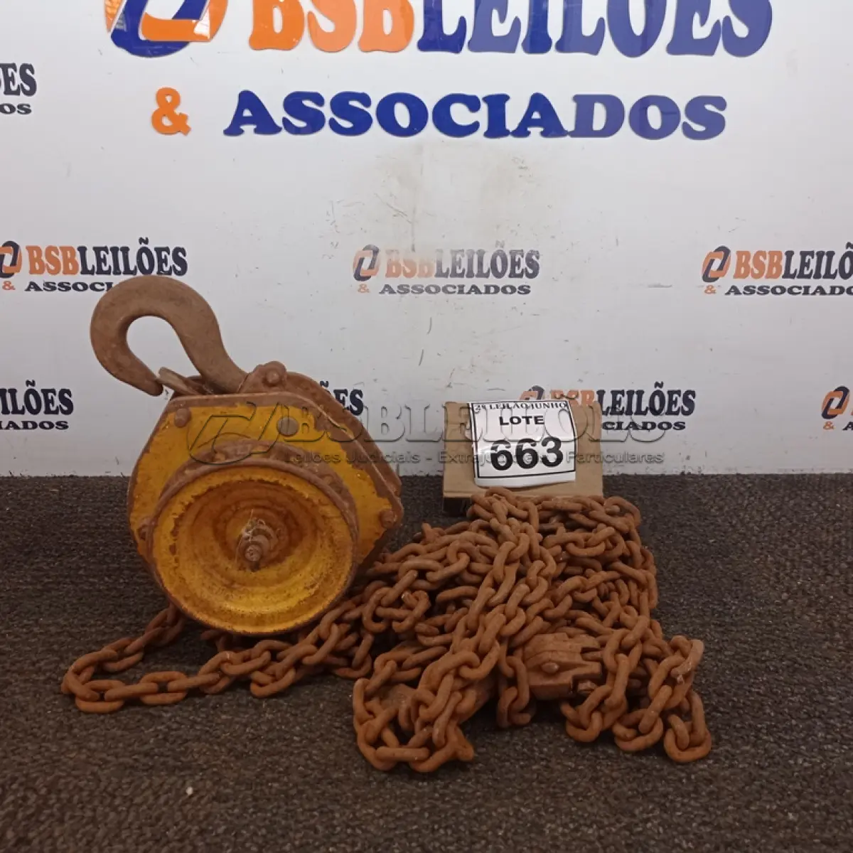 LOTE 663 - 01 TALHA SUPORTE 1 TONELADA.  (NO ESTADO) ATENÇÃO! FAZER A VISITAÇÃO ANTES DE ARREMATAR, NÃO SABEMOS SE FUNCIONA, LEILÃO NÃO TEM GARANTIA E NEM DEVOLUÇÃO, SUJEITO A POSSÍVEIS AVARIAS VISÍVEIS/OCULTAS E/OU AUSÊNCIA DE COMPONENTES.