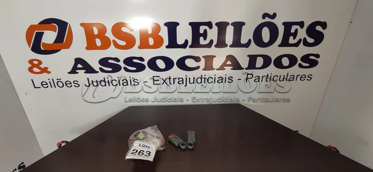 LOTE 263 - 02 DESCASCADORES DE FIO E VÁRIOS ALICATES E CHAVES DE BOCA DIVERSOS. (NO ESTADO) ATENÇÃO! FAZER A VISITAÇÃO ANTES DE ARREMATAR, NÃO SABEMOS SE FUNCIONA, LEILÃO NÃO TEM GARANTIA E NEM DEVOLUÇÃO, SUJEITO A POSSÍVEIS AVARIAS VISÍVEIS/OCULTAS E/OU AUSÊNCIA DE COMPONENTES.