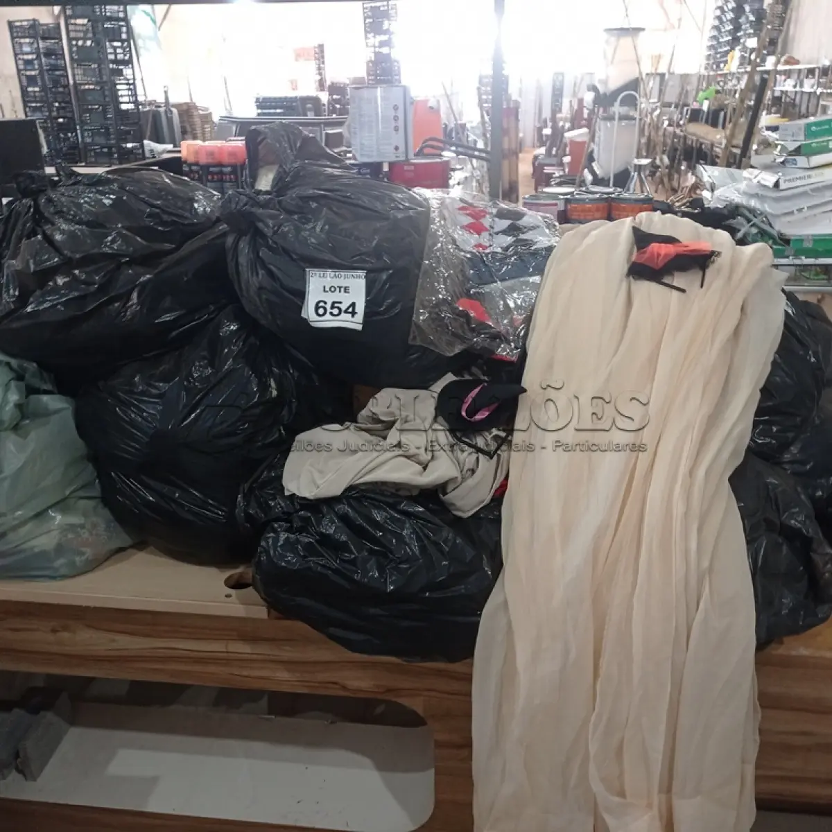 LOTE 654 - 01 LOTE COM GRANDE QUANTIDADE DE CORTINAS, RETALHOS E FANTASIAS.  (NO ESTADO) ATENÇÃO! FAZER A VISITAÇÃO ANTES DE ARREMATAR, NÃO SABEMOS SE FUNCIONA, LEILÃO NÃO TEM GARANTIA E NEM DEVOLUÇÃO, SUJEITO A POSSÍVEIS AVARIAS VISÍVEIS/OCULTAS E/OU AUSÊNCIA DE COMPONENTES.