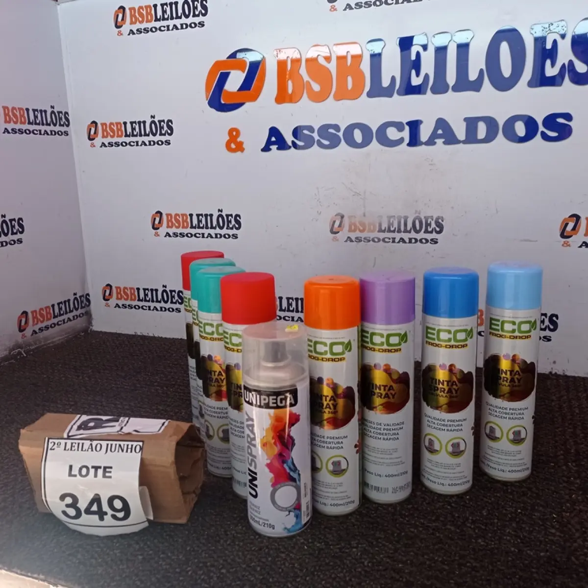 09 TINTAS SPRAY DE CORES DIVERSAS. (NO ESTADO) ATENÇÃO! FAZER A VISITAÇÃO ANTES DE ARREMATAR, NÃO SABEMOS SE FUNCIONA, LEILÃO NÃO TEM GARANTIA E NEM DEVOLUÇÃO, SUJEITO A POSSÍVEIS AVARIAS VISÍVEIS/OCULTAS E/OU AUSÊNCIA DE COMPONENTES.