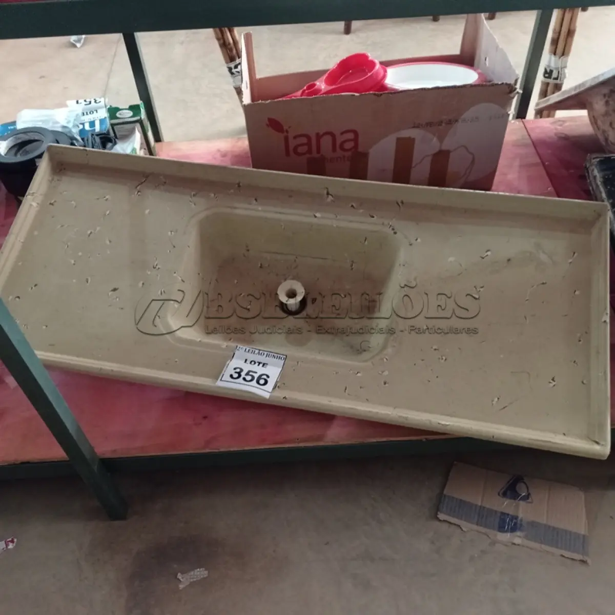 LOTE 356 - 01 PIA DE COZINHA DE 120 X 50 CM. (NO ESTADO) ATENÇÃO! FAZER A VISITAÇÃO ANTES DE ARREMATAR, NÃO SABEMOS SE FUNCIONA, LEILÃO NÃO TEM GARANTIA E NEM DEVOLUÇÃO, SUJEITO A POSSÍVEIS AVARIAS VISÍVEIS/OCULTAS E/OU AUSÊNCIA DE COMPONENTES.