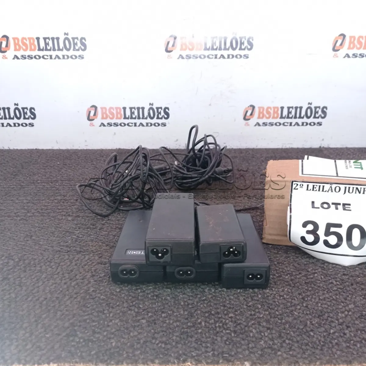 LOTE 350 - 05 FONTES PARA NOTEBOOKS VOLTAGENS DIVERSAS. (NO ESTADO) ATENÇÃO! FAZER A VISITAÇÃO ANTES DE ARREMATAR, NÃO SABEMOS SE FUNCIONA, LEILÃO NÃO TEM GARANTIA E NEM DEVOLUÇÃO, SUJEITO A POSSÍVEIS AVARIAS VISÍVEIS/OCULTAS E/OU AUSÊNCIA DE COMPONENTES.