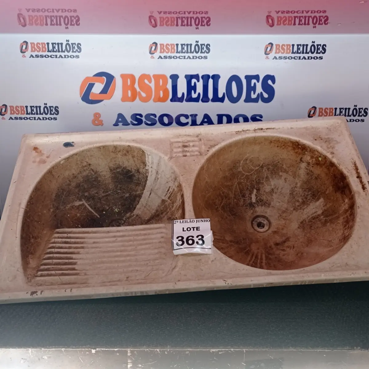 01 TANQUE COM 02 CUBAS DE 98 X 51 CM. (NO ESTADO) ATENÇÃO! FAZER A VISITAÇÃO ANTES DE ARREMATAR, NÃO SABEMOS SE FUNCIONA, LEILÃO NÃO TEM GARANTIA E NEM DEVOLUÇÃO, SUJEITO A POSSÍVEIS AVARIAS VISÍVEIS/OCULTAS E/OU AUSÊNCIA DE COMPONENTES.