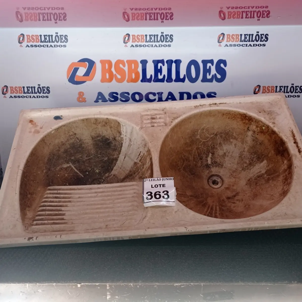 01 TANQUE COM 02 CUBAS DE 98 X 51 CM. (NO ESTADO) ATENÇÃO! FAZER A VISITAÇÃO ANTES DE ARREMATAR, NÃO SABEMOS SE FUNCIONA, LEILÃO NÃO TEM GARANTIA E NEM DEVOLUÇÃO, SUJEITO A POSSÍVEIS AVARIAS VISÍVEIS/OCULTAS E/OU AUSÊNCIA DE COMPONENTES.