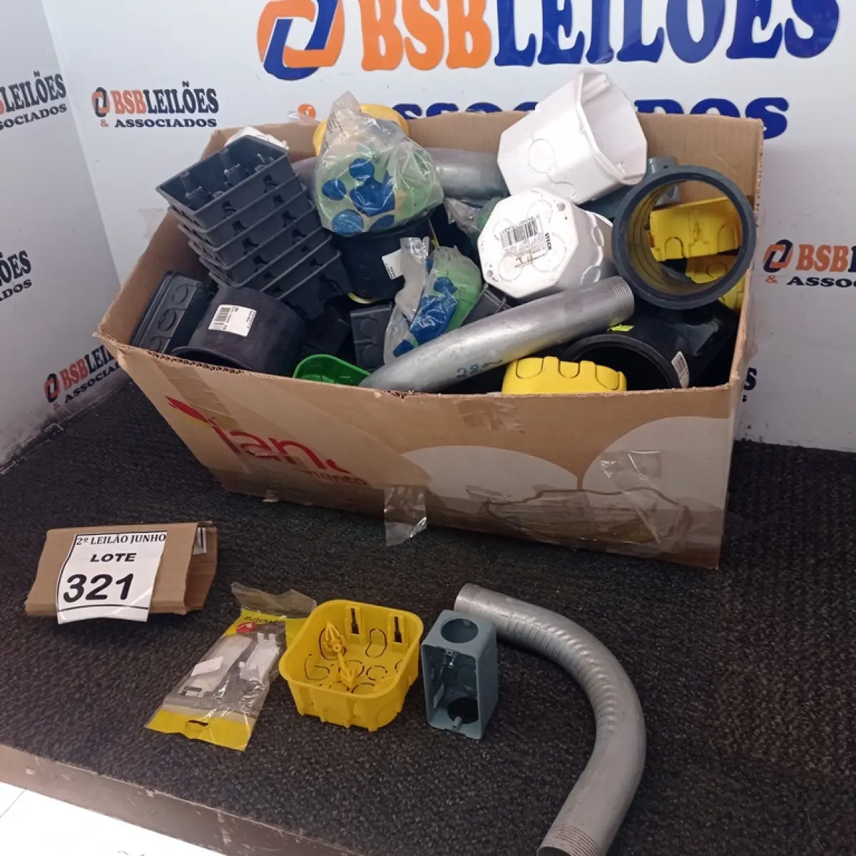 01 LOTE COM CAIXINHAS DE PASSAGEM DE FIO E MATERIAIS ELÉTRICOS DIVERSOS. (NO ESTADO) ATENÇÃO! FAZER A VISITAÇÃO ANTES DE ARREMATAR, NÃO SABEMOS SE FUNCIONA, LEILÃO NÃO TEM GARANTIA E NEM DEVOLUÇÃO, SUJEITO A POSSÍVEIS AVARIAS VISÍVEIS/OCULTAS E/OU AUSÊNCIA DE COMPONENTES.