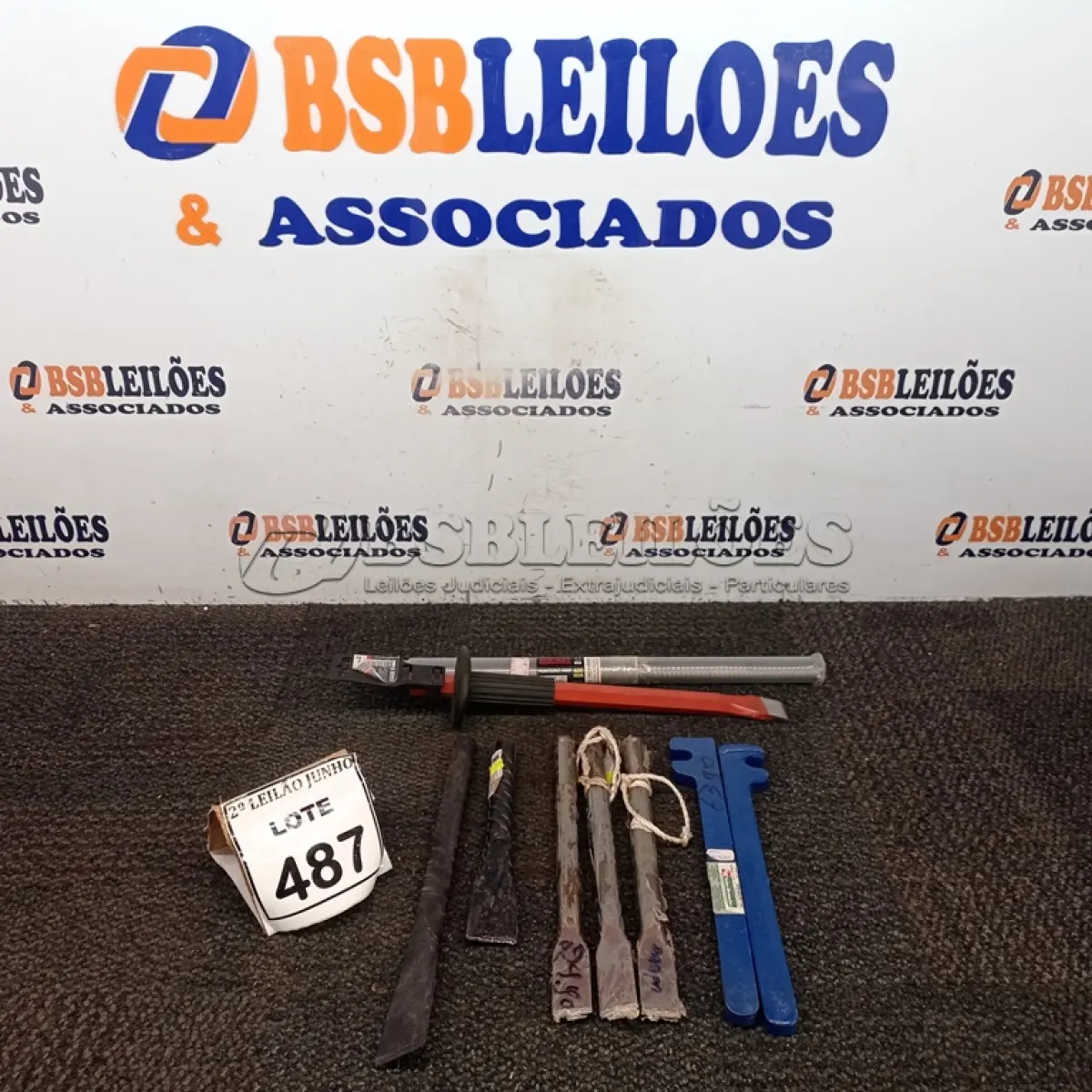 LOTE 487 - 07 PONTEIROS TAMANHOS DIVERSOS E 02 CHAVES PARA DOBRA DE VERGALHÃO. (NO ESTADO) ATENÇÃO! FAZER A VISITAÇÃO ANTES DE ARREMATAR, NÃO SABEMOS SE FUNCIONA, LEILÃO NÃO TEM GARANTIA E NEM DEVOLUÇÃO, SUJEITO A POSSÍVEIS AVARIAS VISÍVEIS/OCULTAS E/OU AUSÊNCIA DE COMPONENTES.