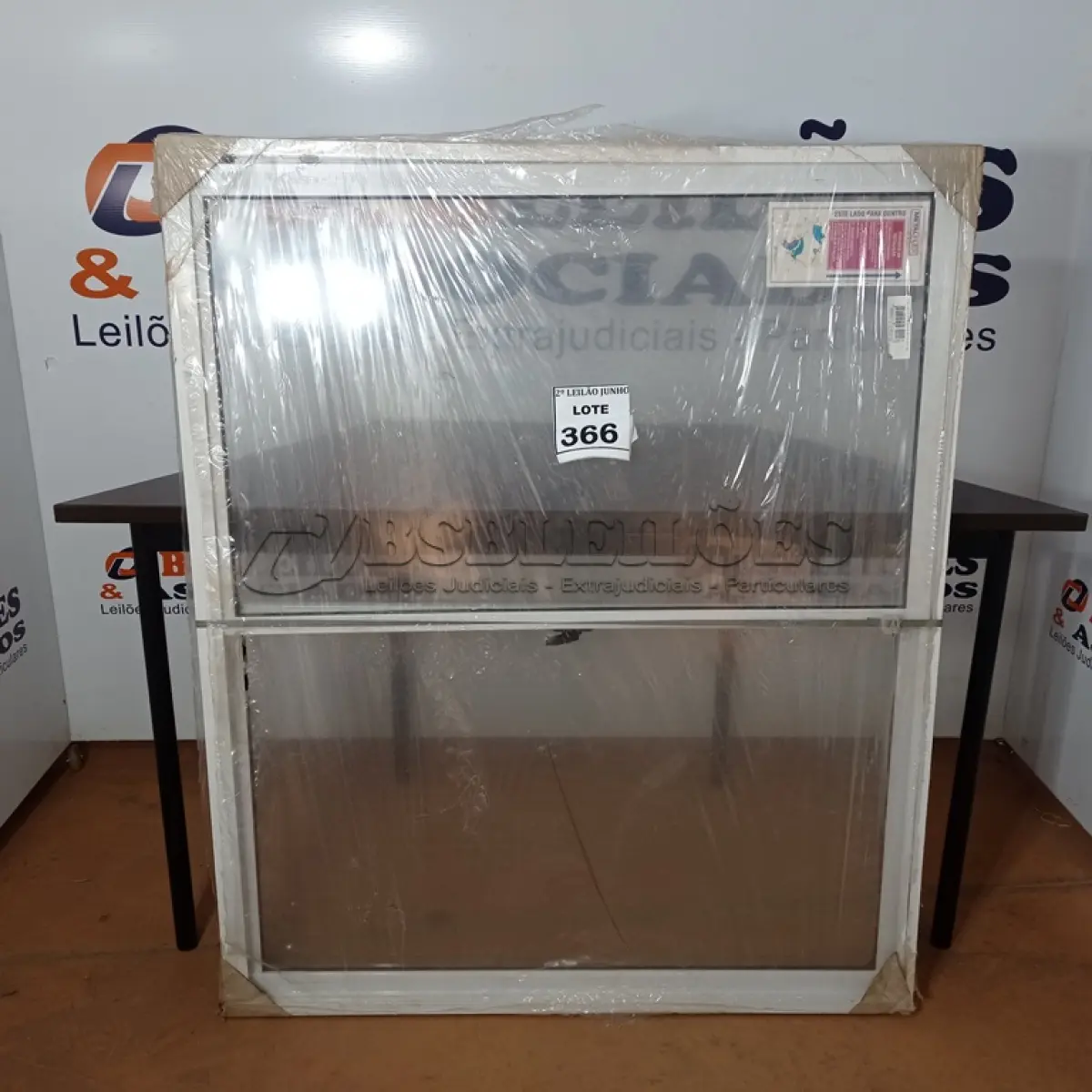 LOTE 366 - 01 JANELA DE VIDRO EM ALUMÍNIO 100 X 120. (NO ESTADO) ATENÇÃO! FAZER A VISITAÇÃO ANTES DE ARREMATAR, NÃO SABEMOS SE FUNCIONA, LEILÃO NÃO TEM GARANTIA E NEM DEVOLUÇÃO, SUJEITO A POSSÍVEIS AVARIAS VISÍVEIS/OCULTAS E/OU AUSÊNCIA DE COMPONENTES.