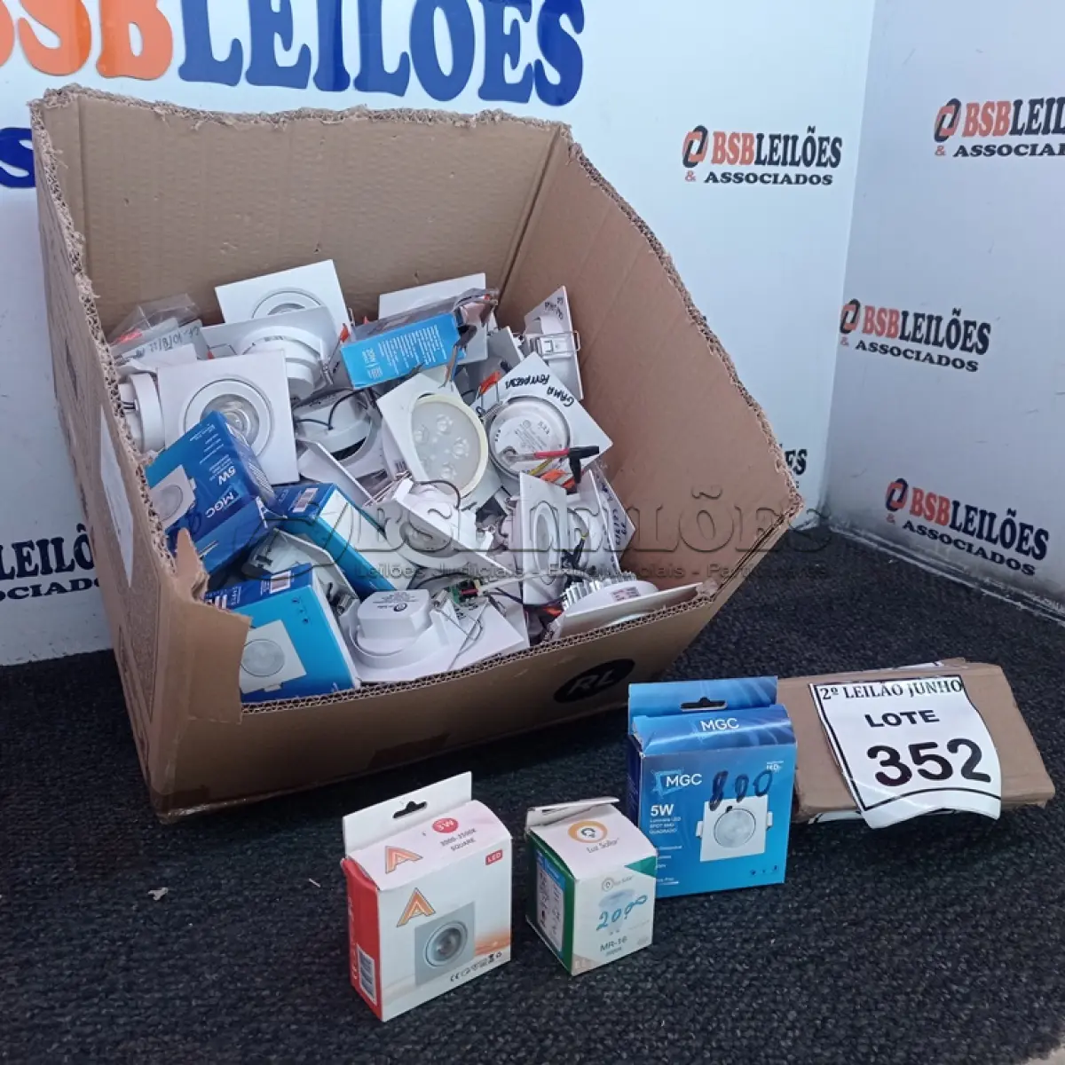 LOTE 352 - 01 LOTE COM DIVERSAS MINIS LUMINÁRIAS LED MODELOS DIVERSOS. (NO ESTADO) ATENÇÃO! FAZER A VISITAÇÃO ANTES DE ARREMATAR, NÃO SABEMOS SE FUNCIONA, LEILÃO NÃO TEM GARANTIA E NEM DEVOLUÇÃO, SUJEITO A POSSÍVEIS AVARIAS VISÍVEIS/OCULTAS E/OU AUSÊNCIA DE COMPONENTES.