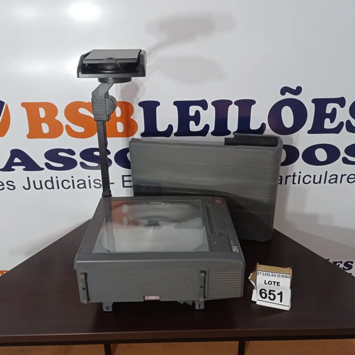 01 RETROPROJETOR MARCA 3N MODELO 9700.  (NO ESTADO) ATENÇÃO! FAZER A VISITAÇÃO ANTES DE ARREMATAR, NÃO SABEMOS SE FUNCIONA, LEILÃO NÃO TEM GARANTIA E NEM DEVOLUÇÃO, SUJEITO A POSSÍVEIS AVARIAS VISÍVEIS/OCULTAS E/OU AUSÊNCIA DE COMPONENTES.