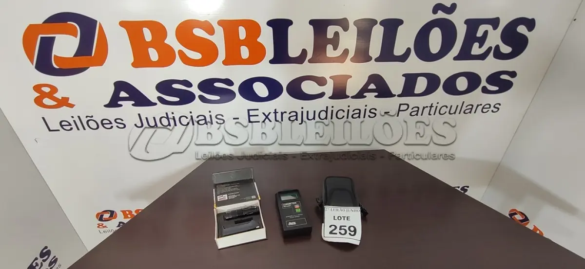 LOTE 259 - 01 LANTERNA DE LED E 01 LUXÍMETRO. (NO ESTADO) ATENÇÃO! FAZER A VISITAÇÃO ANTES DE ARREMATAR, NÃO SABEMOS SE FUNCIONA, LEILÃO NÃO TEM GARANTIA E NEM DEVOLUÇÃO, SUJEITO A POSSÍVEIS AVARIAS VISÍVEIS/OCULTAS E/OU AUSÊNCIA DE COMPONENTES.